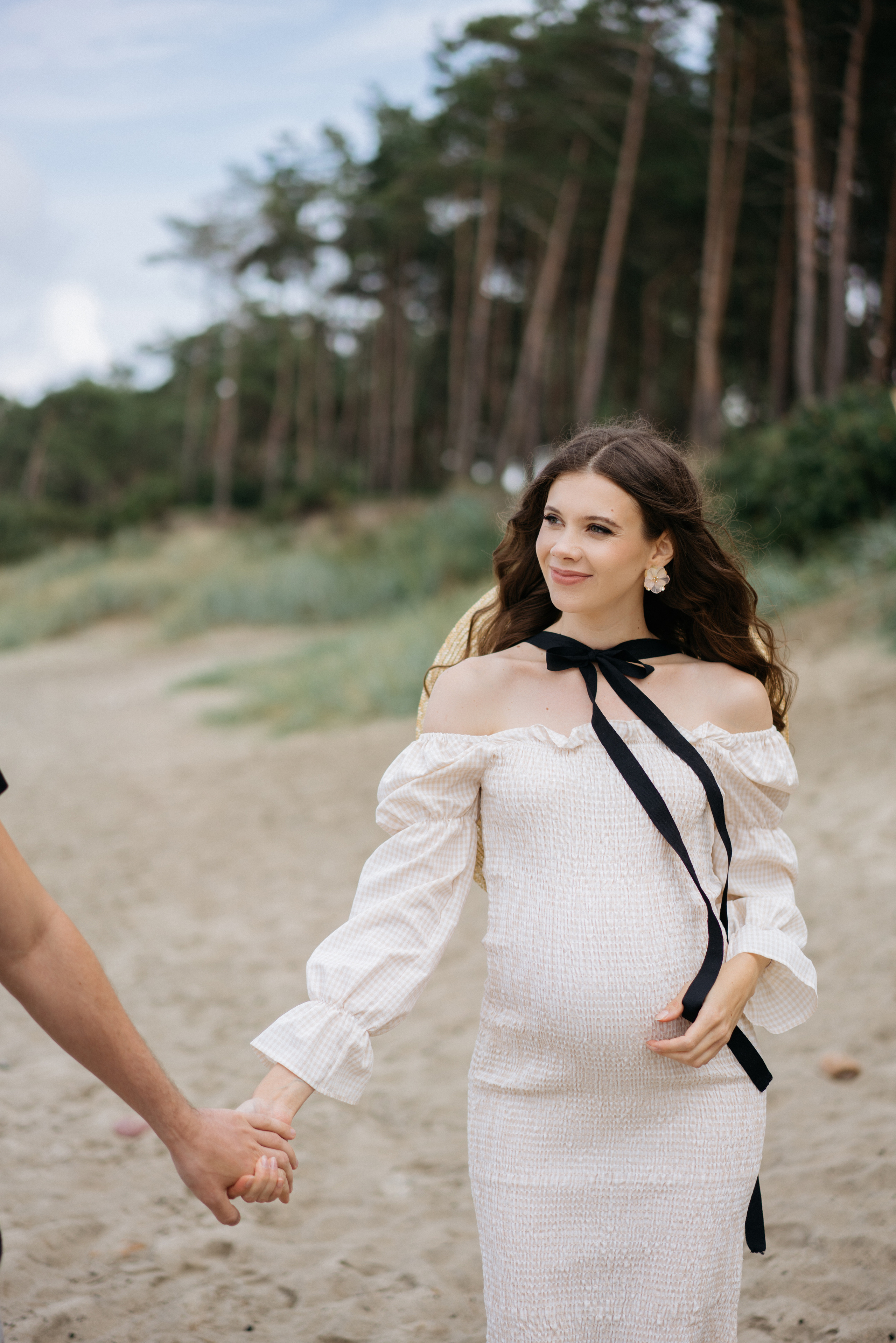 Фотографии на берегу моря в сосновом бору в ожидании. Свадебный и семейный фотограф в Калининграде Анастасия Гриценко