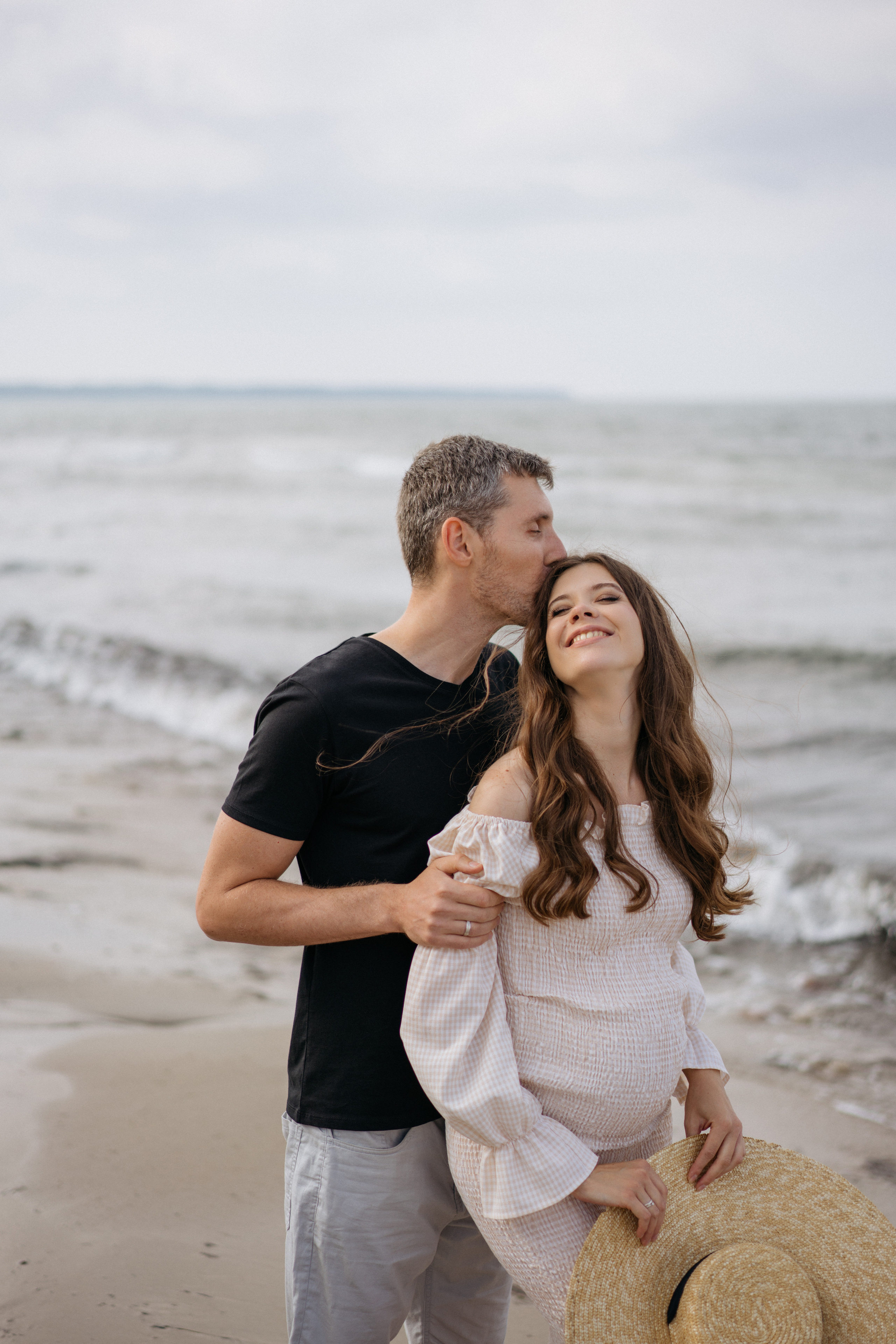 Фотографии на берегу моря в сосновом бору в ожидании. Свадебный и семейный фотограф в Калининграде Анастасия Гриценко