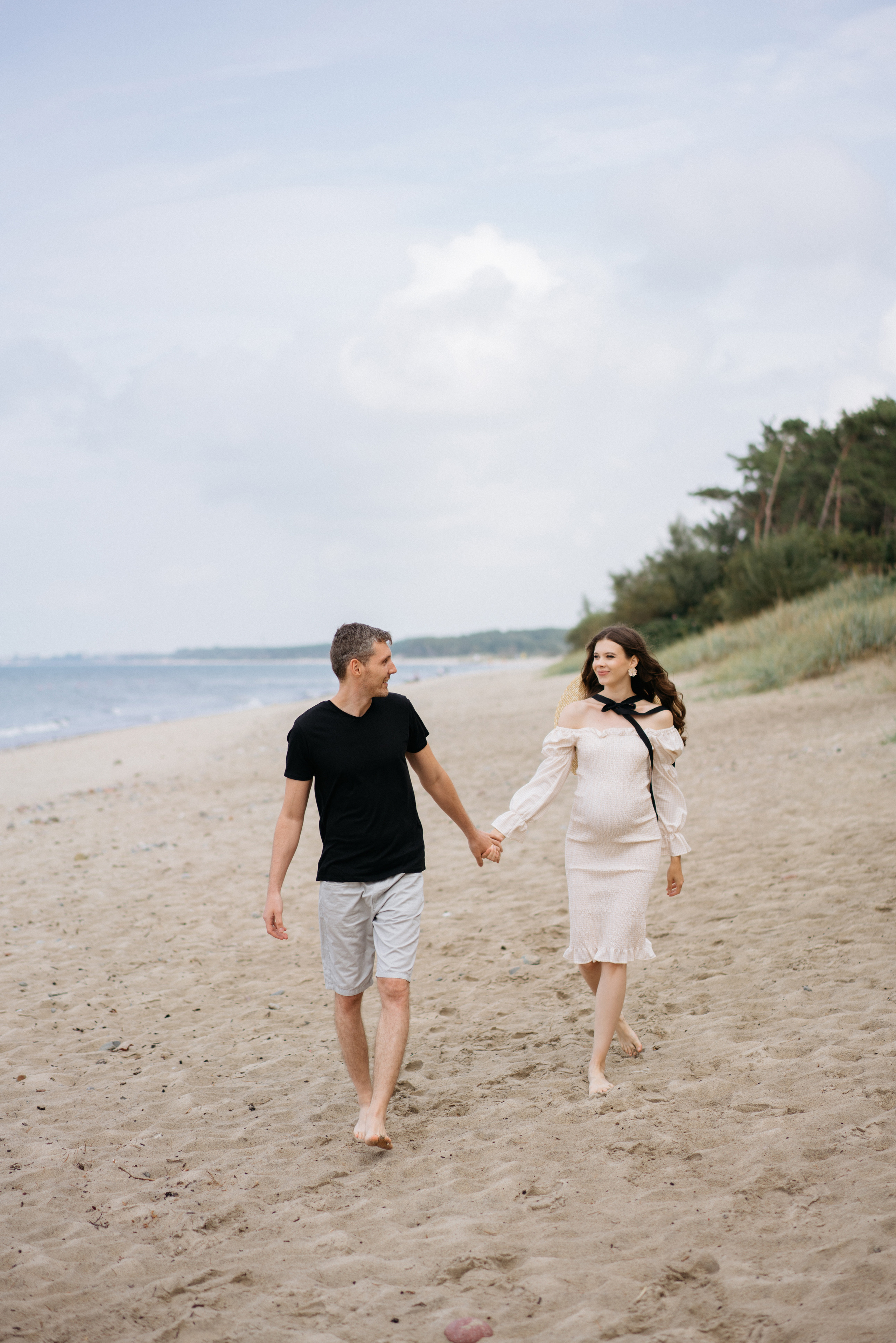 Фотографии на берегу моря в сосновом бору в ожидании. Свадебный и семейный фотограф в Калининграде Анастасия Гриценко