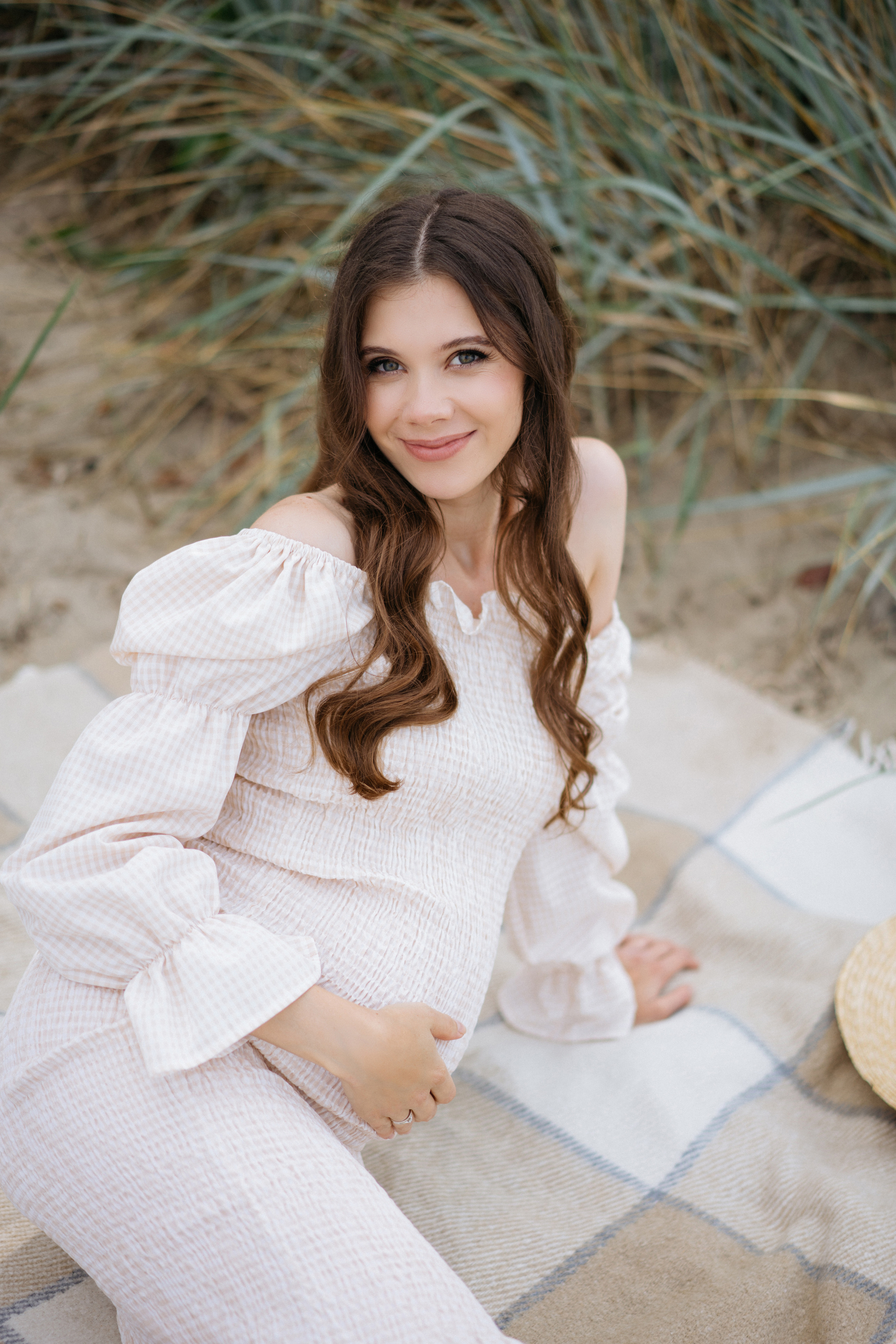 Фотографии на берегу моря в сосновом бору в ожидании. Свадебный и семейный фотограф в Калининграде Анастасия Гриценко