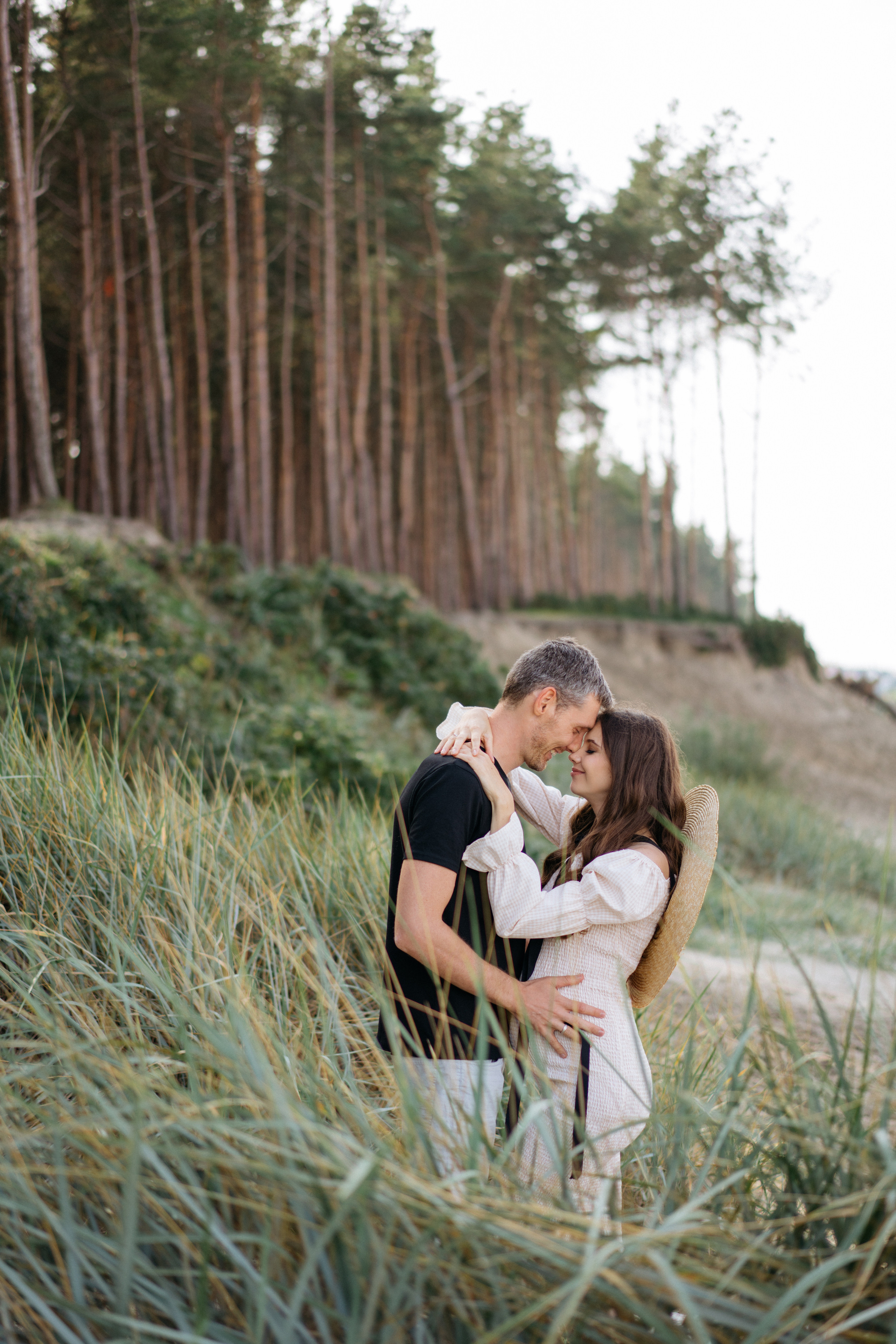 Фотографии на берегу моря в сосновом бору в ожидании. Свадебный и семейный фотограф в Калининграде Анастасия Гриценко