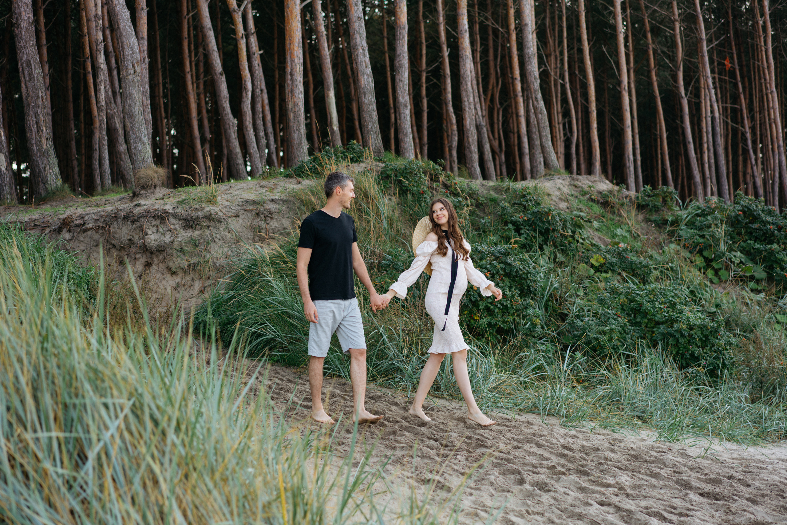 Фотографии на берегу моря в сосновом бору в ожидании. Свадебный и семейный фотограф в Калининграде Анастасия Гриценко