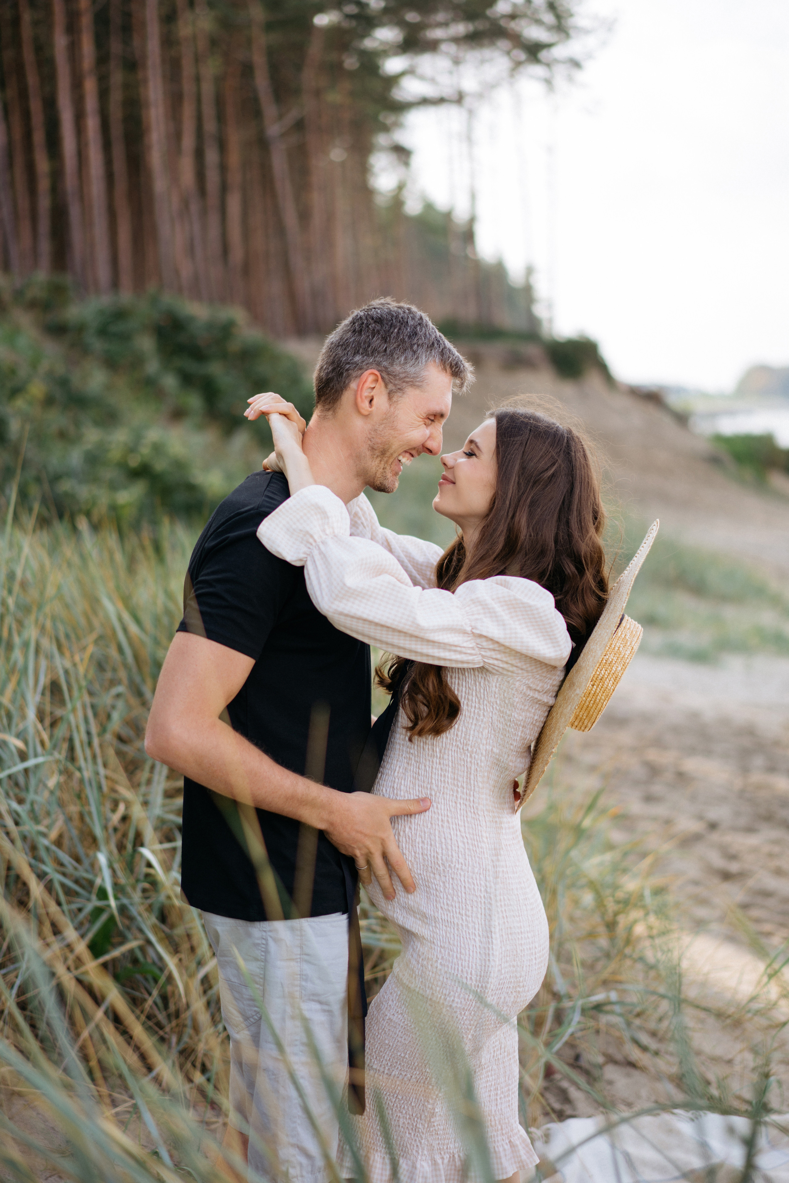 Фотографии на берегу моря в сосновом бору в ожидании. Свадебный и семейный фотограф в Калининграде Анастасия Гриценко