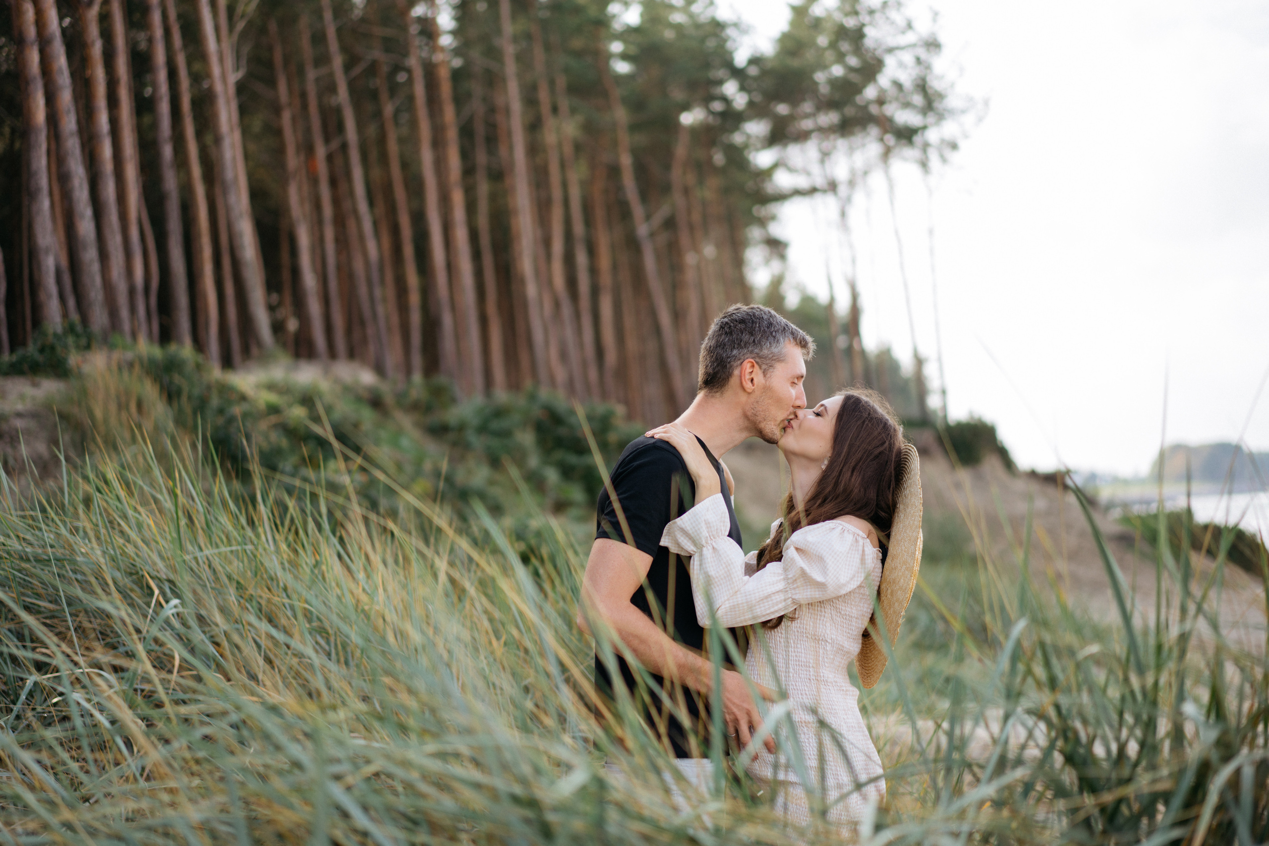 Фотографии на берегу моря в сосновом бору в ожидании. Свадебный и семейный фотограф в Калининграде Анастасия Гриценко