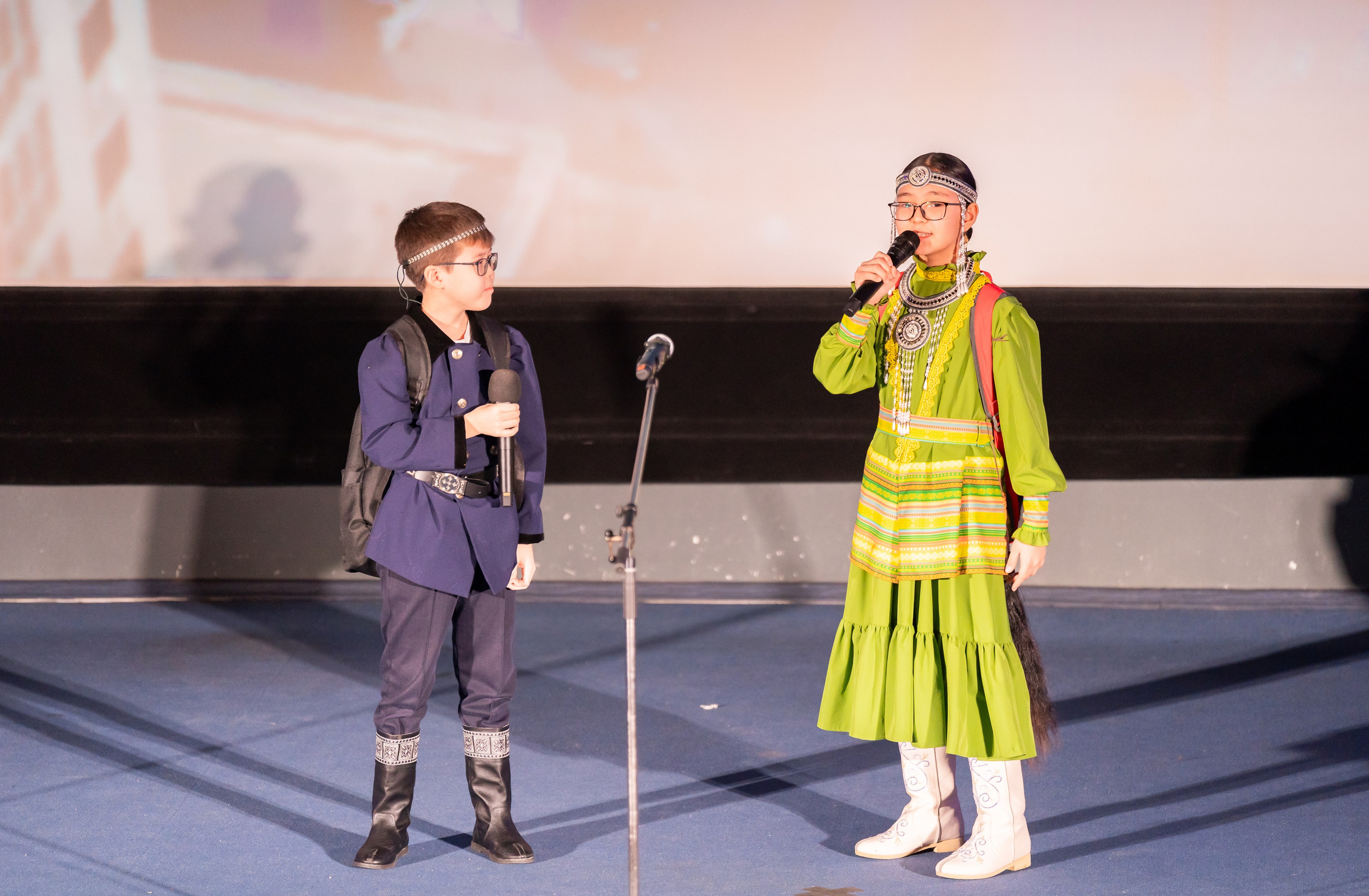 Мальчик и девочка в национальных костюмах народов Севера поют на сцене XII Международного фольклорного фестиваля «Сохраняем традиции» Санкт-Петербург 2026. Фото: Мальцев Евгений, evrednix.ru.