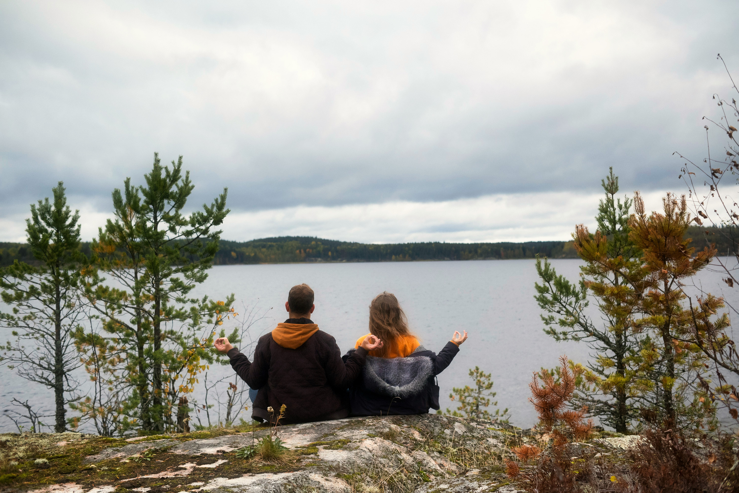 Парень и девушка сидят в медитации. Фотосессия в Карелии