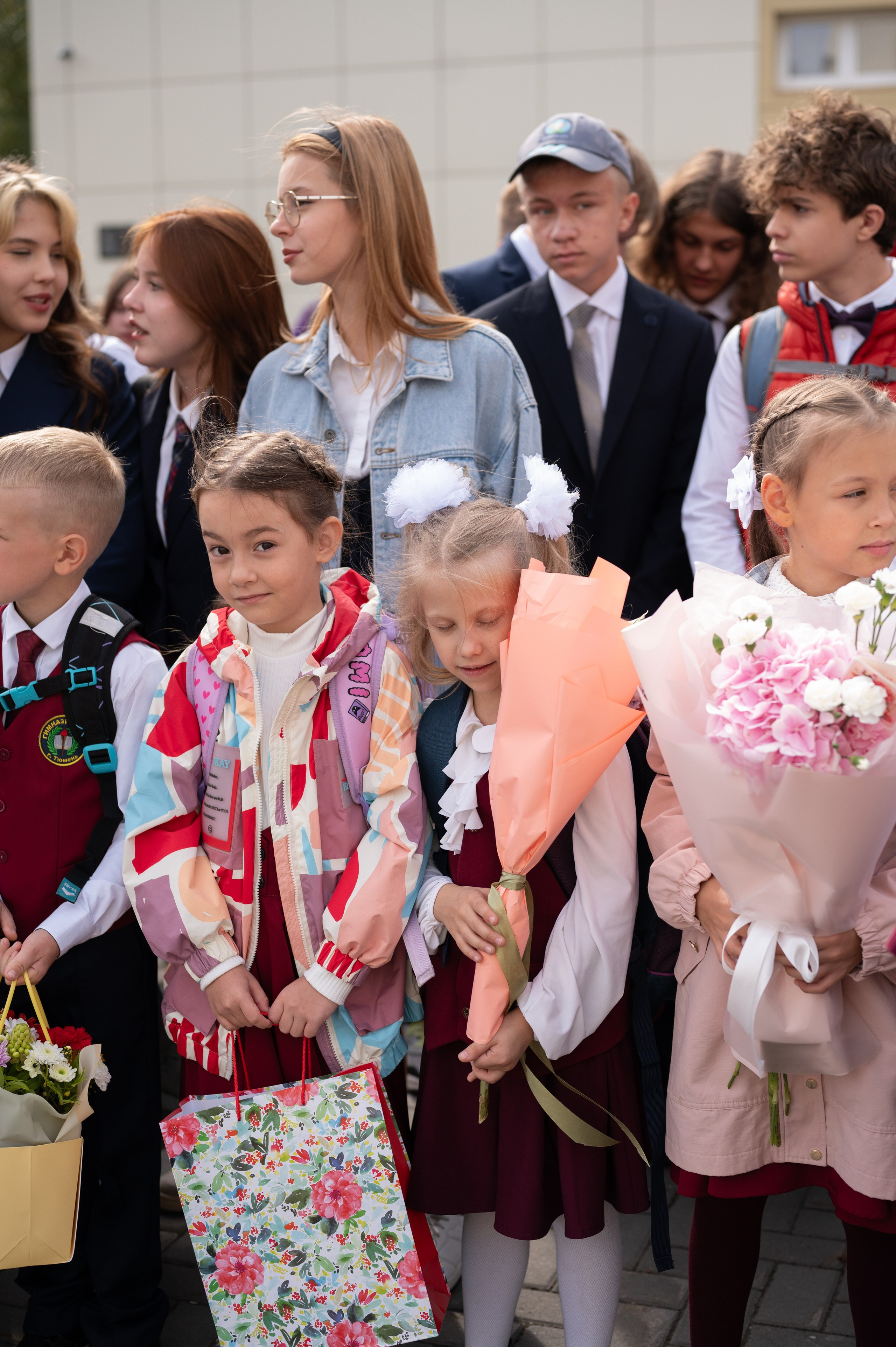 1 сентября 16 гимназия 2 класс (линейка + в классе+ на улице). Фотограф новорожденных, семейный детский в Тюмени Татьяна Морозова