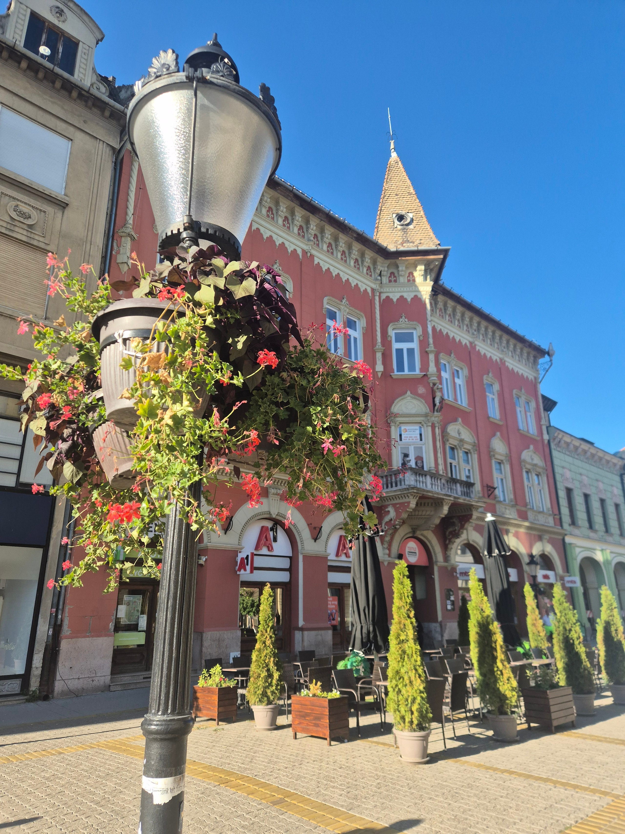 Нови-Сад расположен недалеко от границы с Венгрией и влияние Австро-Венгрии ощущается в архитектуре повсеместно