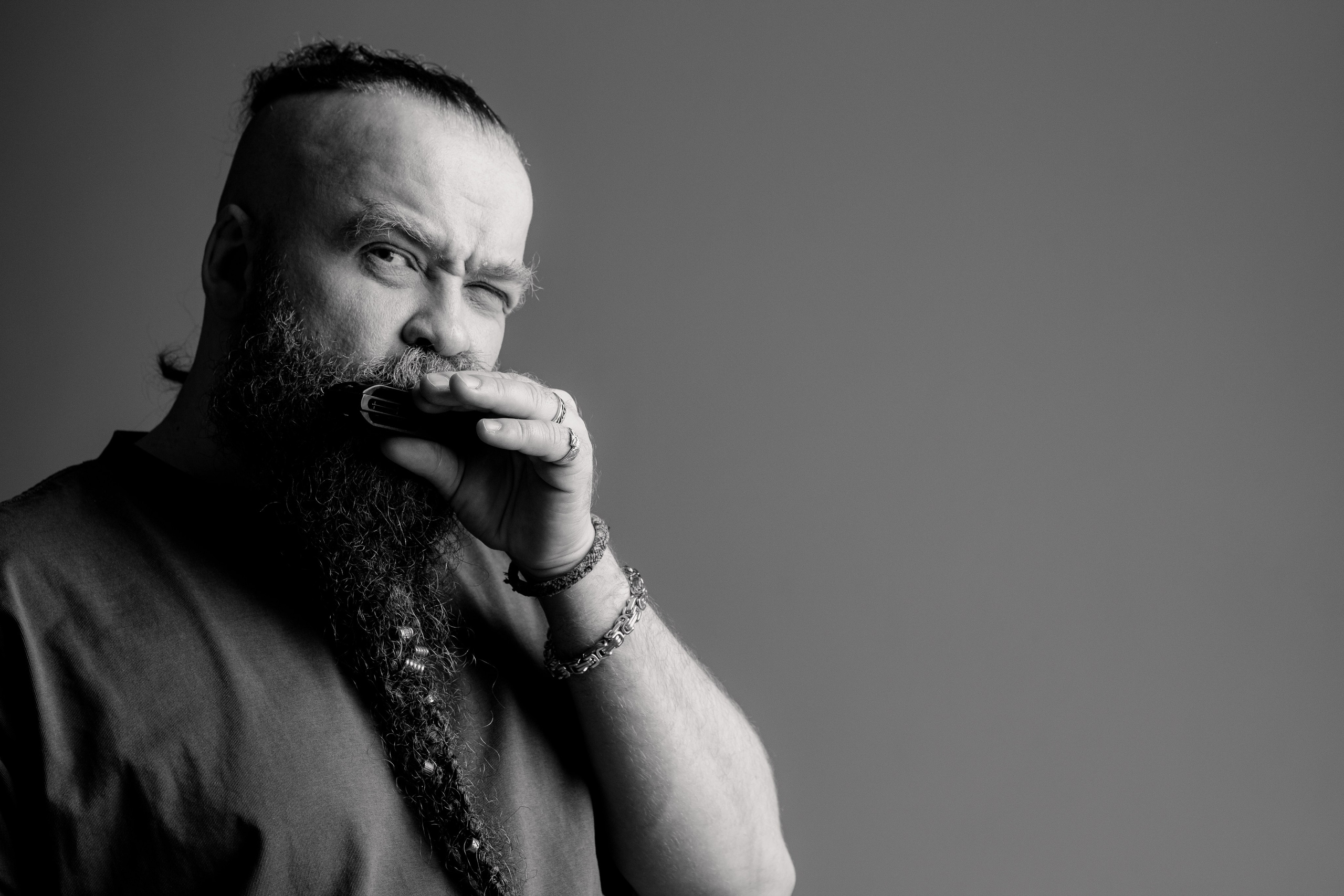 Борис Плотников. Губная гармоника. Мужской портрет, фотосессия для музыканта. Фотограф в Екатеринбурге Пойгина Елена
