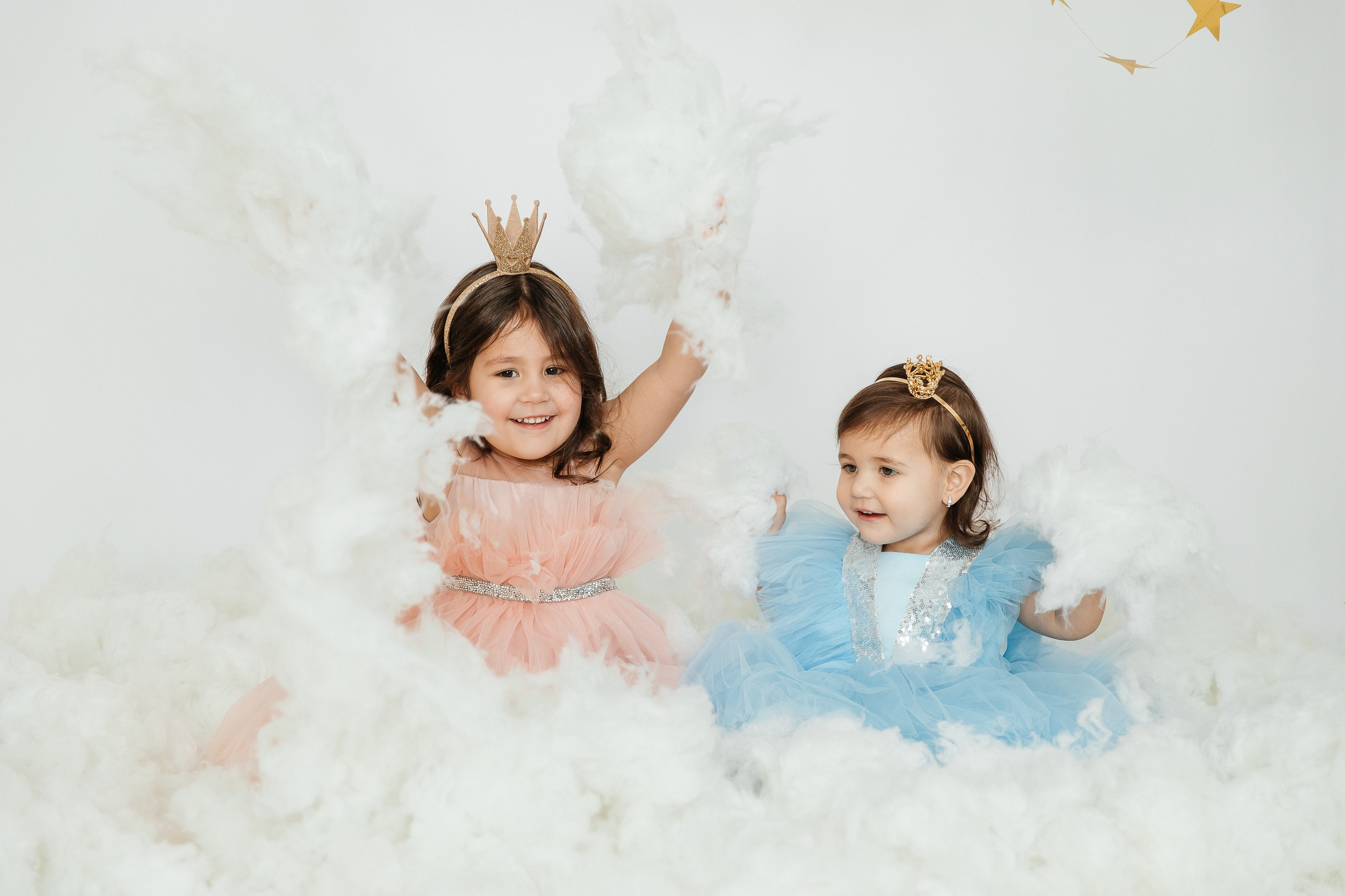 Маюша и Милаша в облаках. Воронистая Анастасия. Фотограф Якутия, Томпонский район