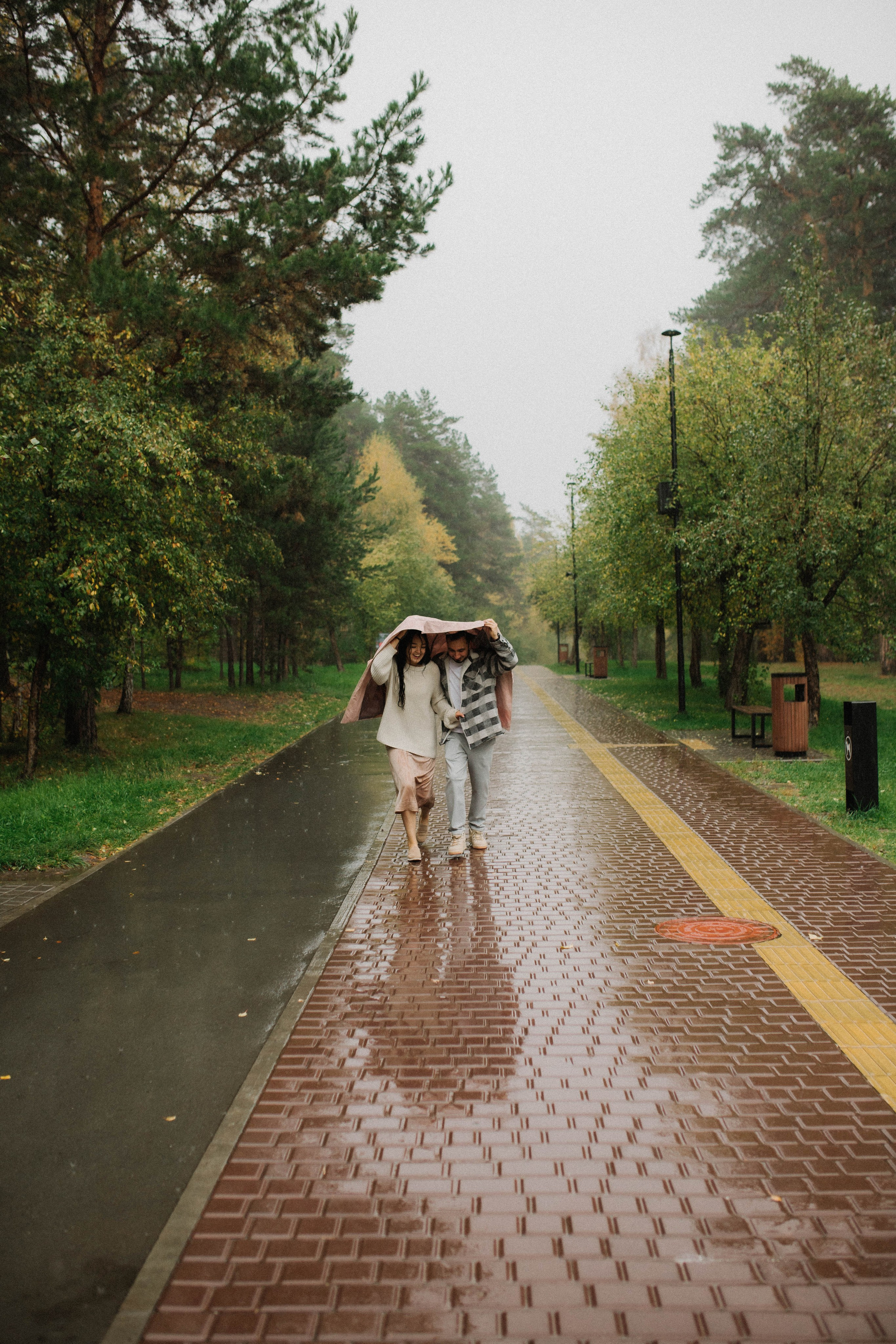 Бегать по сентябрьским лужам вдвоём. Свадебный фотограф Новосибирск