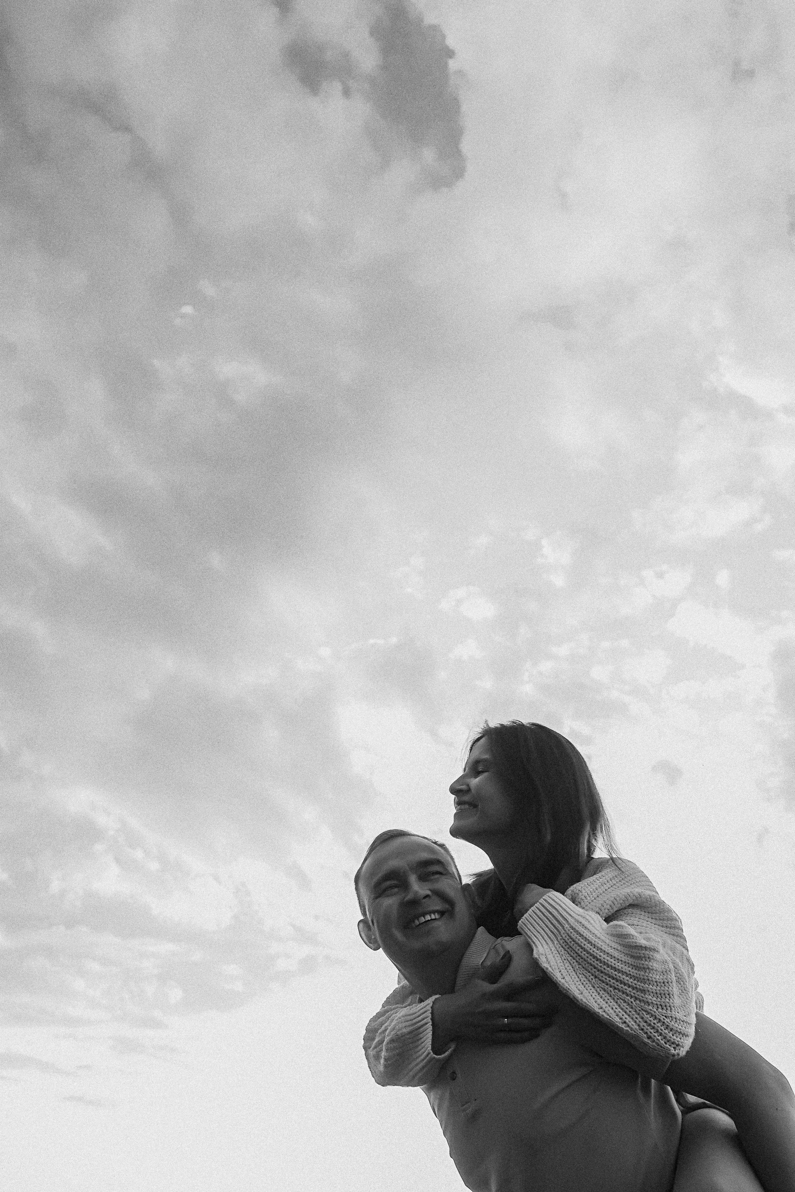 Поле love story на закате. Семейный фотограф Тюмень, фотограф на роды Салмина Мария