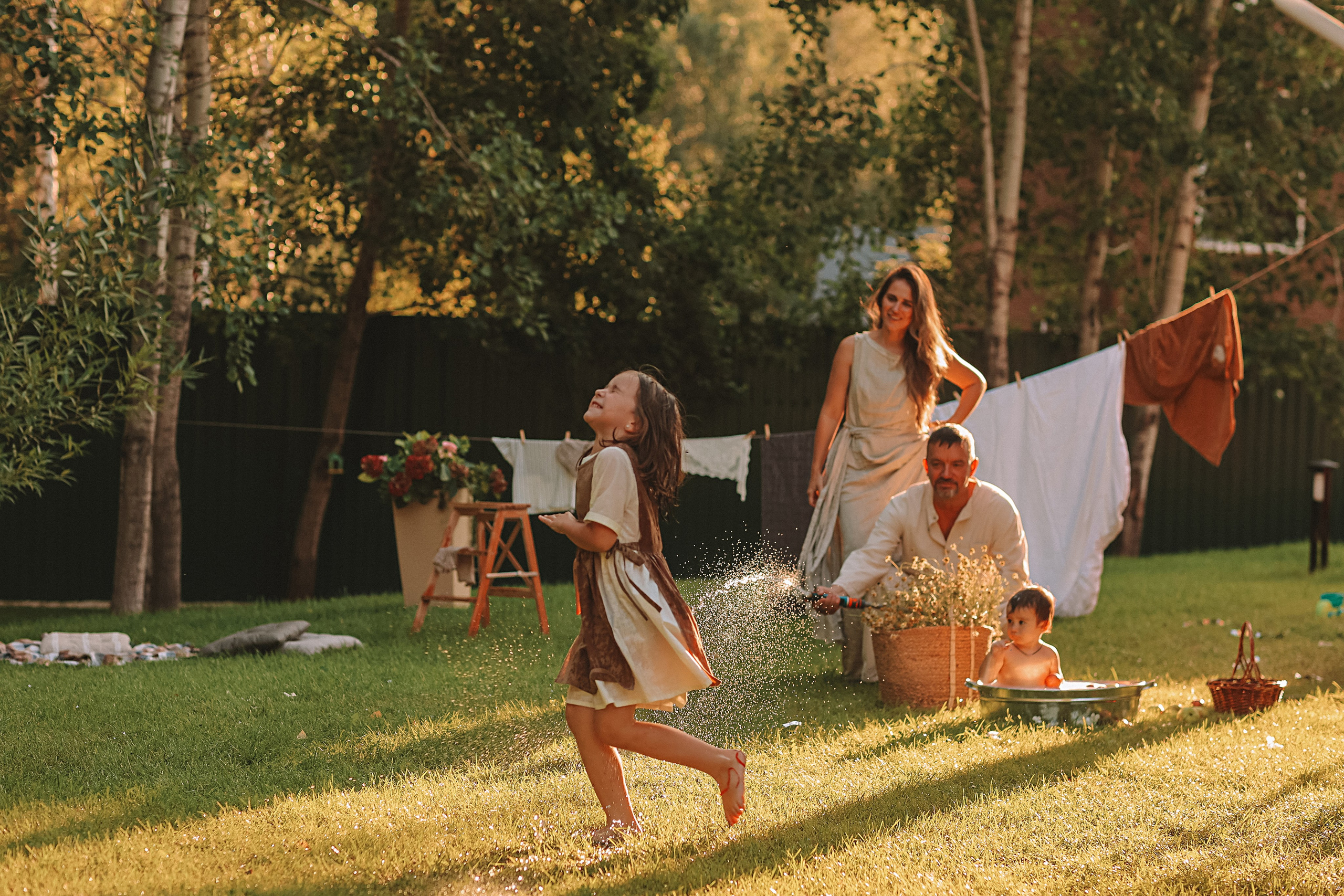 Стирка у дома. Семейный фотограф Тюмень, фотограф на роды Салмина Мария