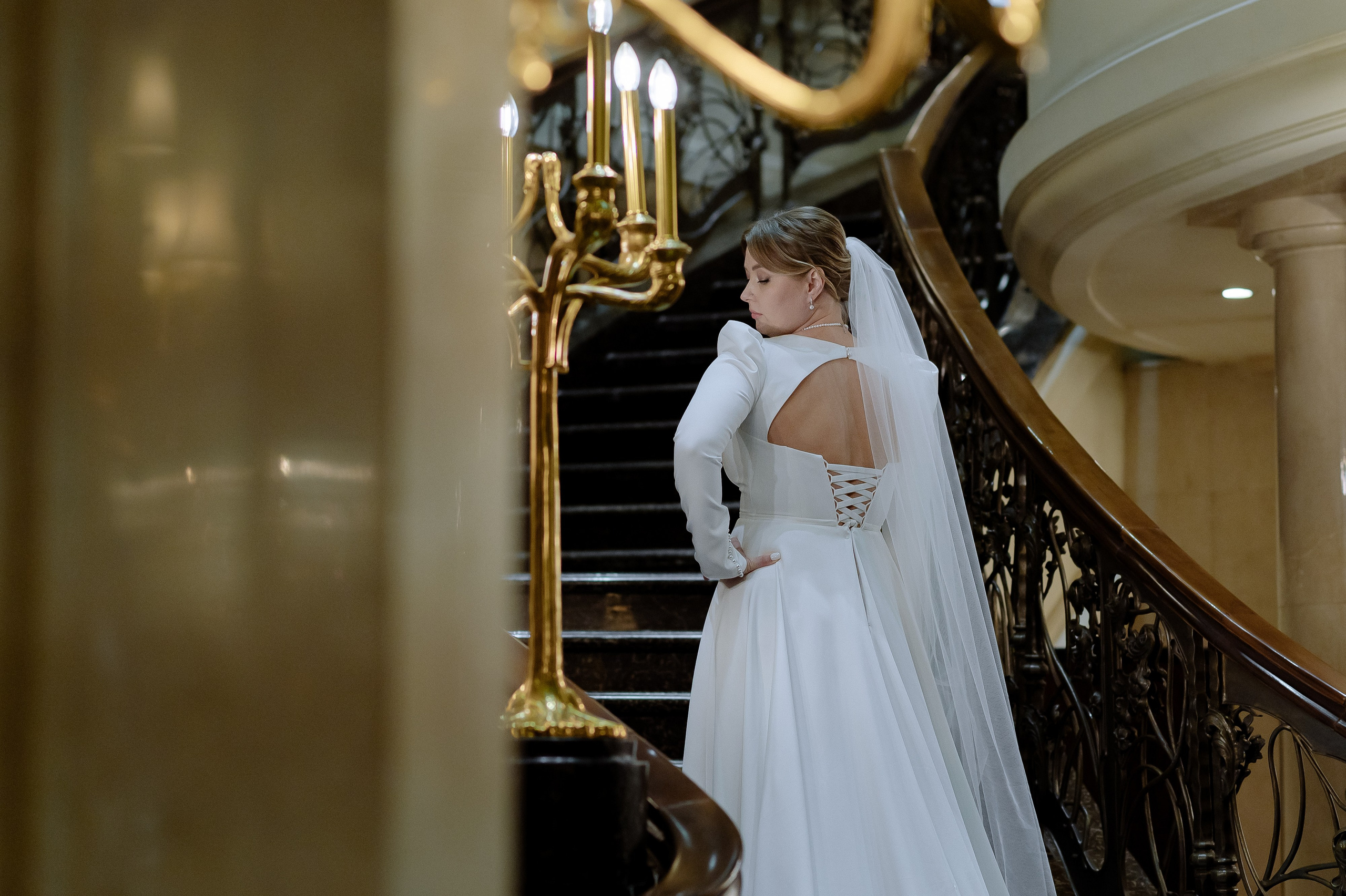 Портрет невесты на лестнице в отеле St. Regis Nikolskaya