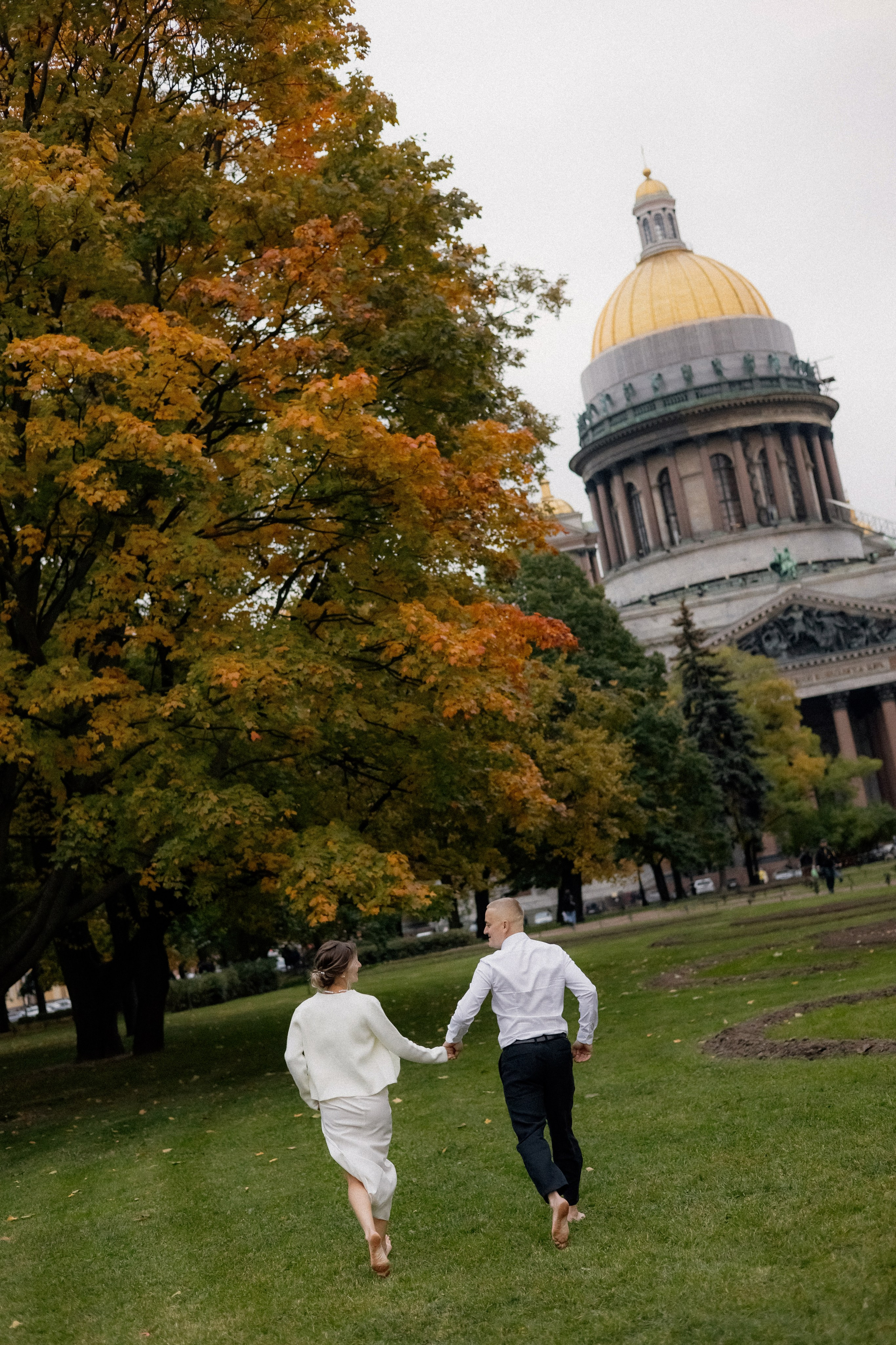 Свадебная прогулка у Исаакия. Свадебный фотограф в Санкт-Петербурге Ксения Кобышева