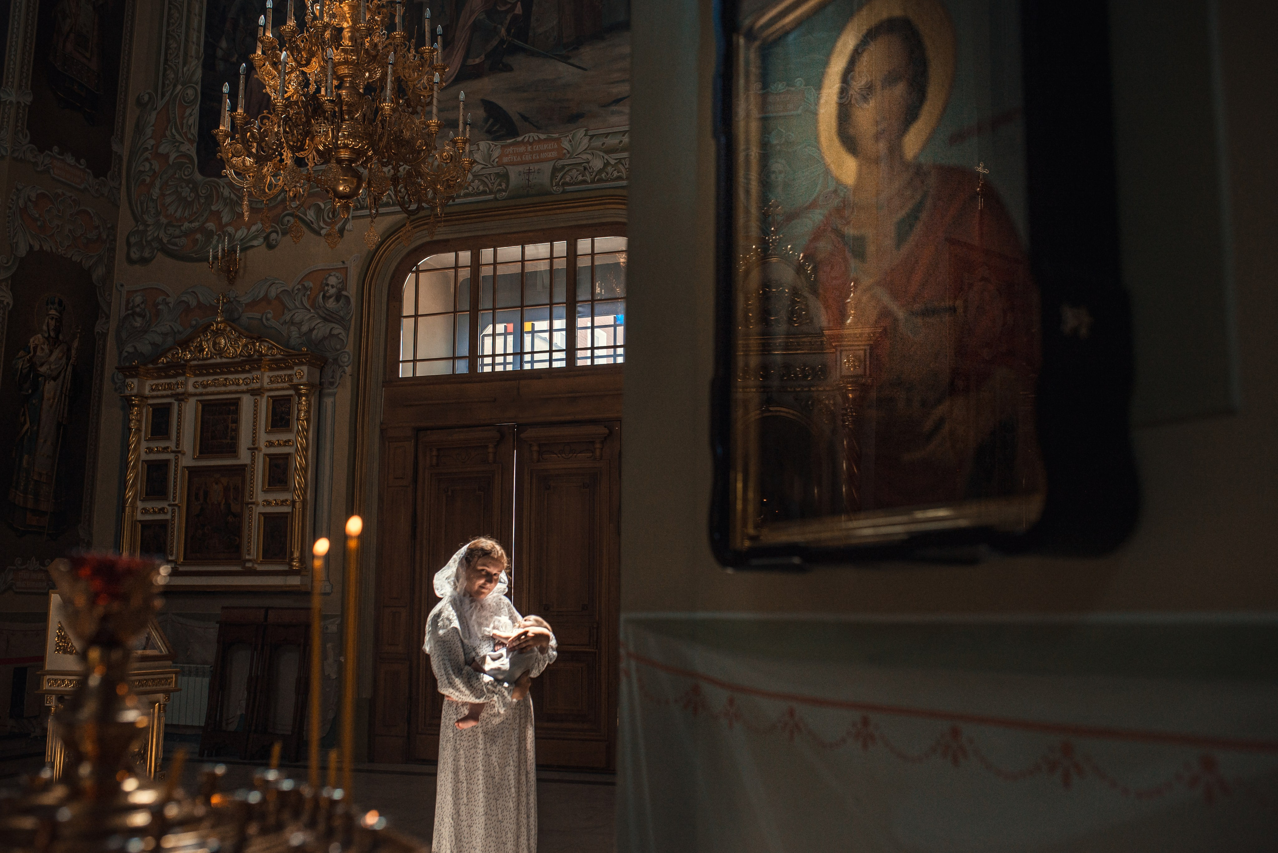 крещение в покровском храме саратова, малыш и мама на руках, фотосессия на крещение, фотограф на крещение