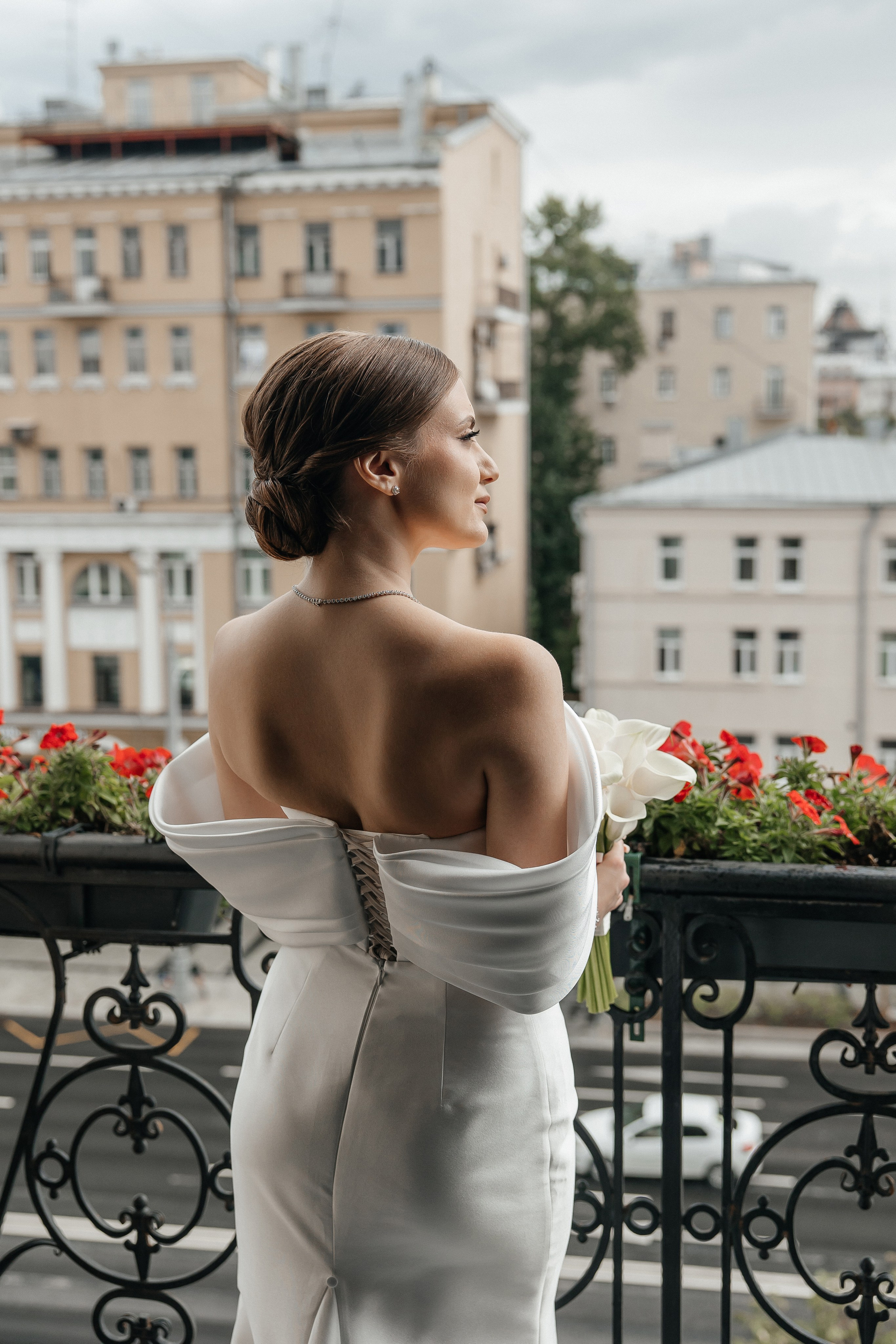 Утро невесты и свадебная фотосессия на балконе в отеле Hartwell Хартвел в Москве