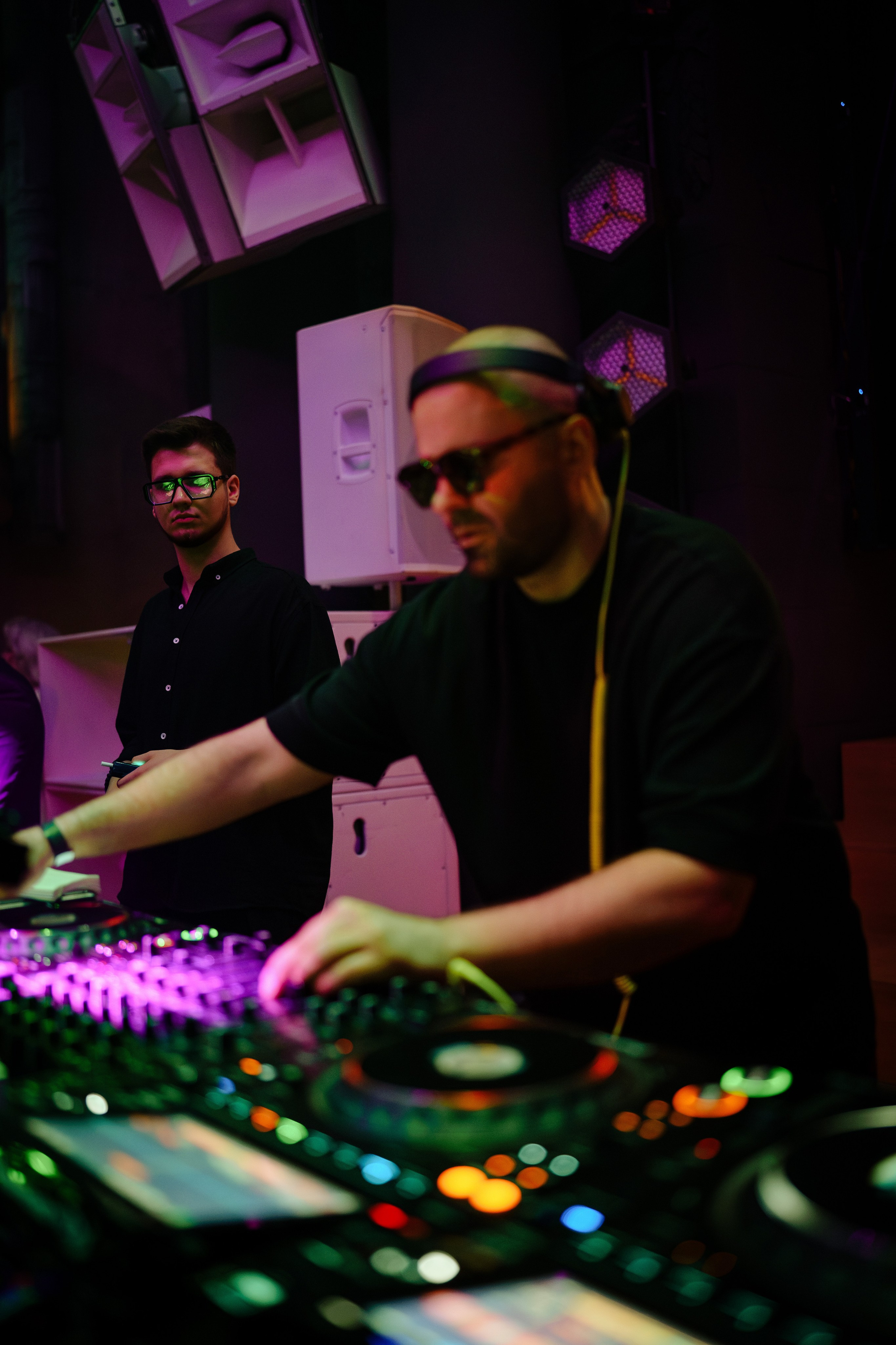 Вечеринка OSNOVATELI.LIVE репортажный фотограф Саша Дружинина. Репортажный фотограф в Москве Саша Дружинина