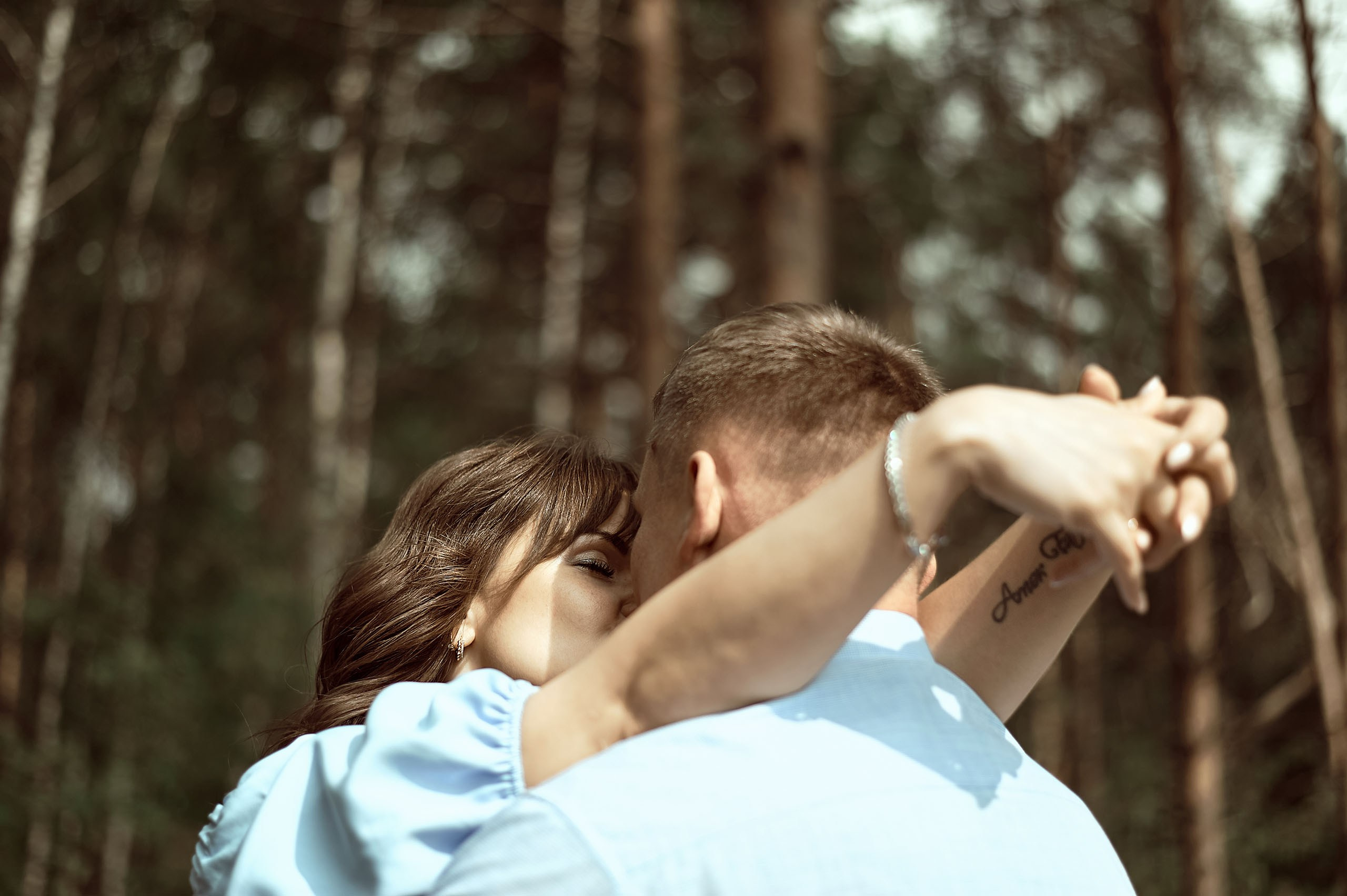 Свадебная фотосессия для Ивана да Елены (у ЗАГСа, прогулка по Советскому проспекту и выезд на Рыбинского вдхр). Женский фотограф в Череповце Даша Акулич