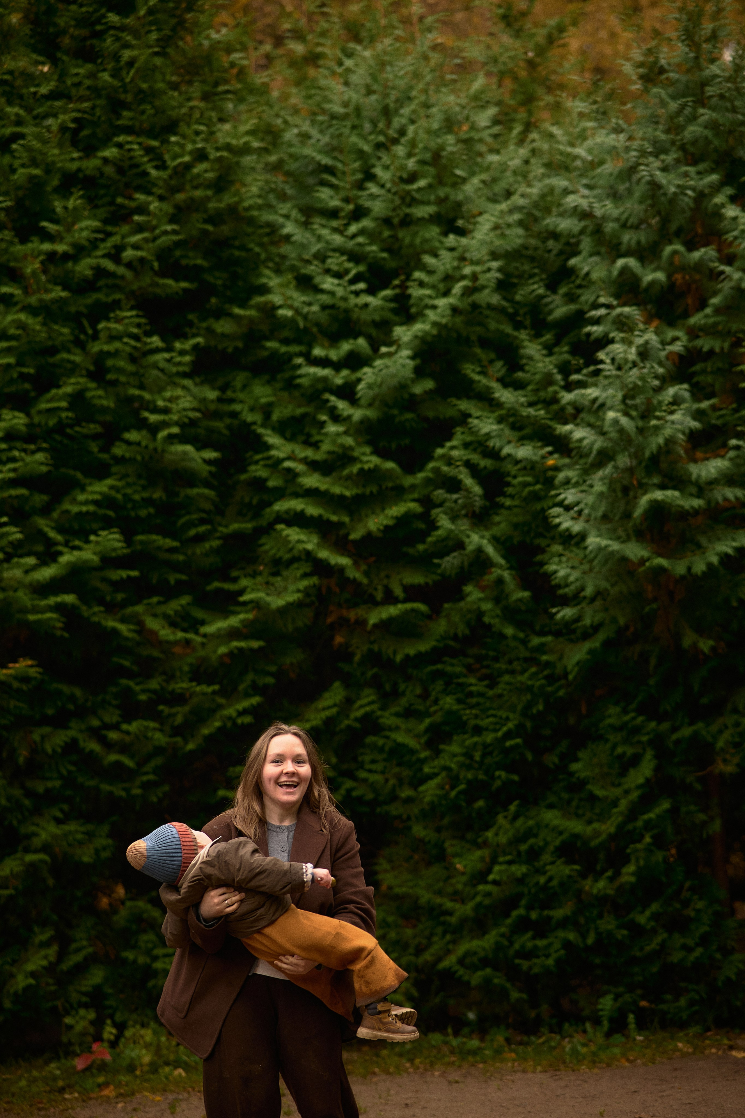 Света и Илюша под дождём. Семейный и свадебный lifestyle-фотограф в Москве Мария Петрова