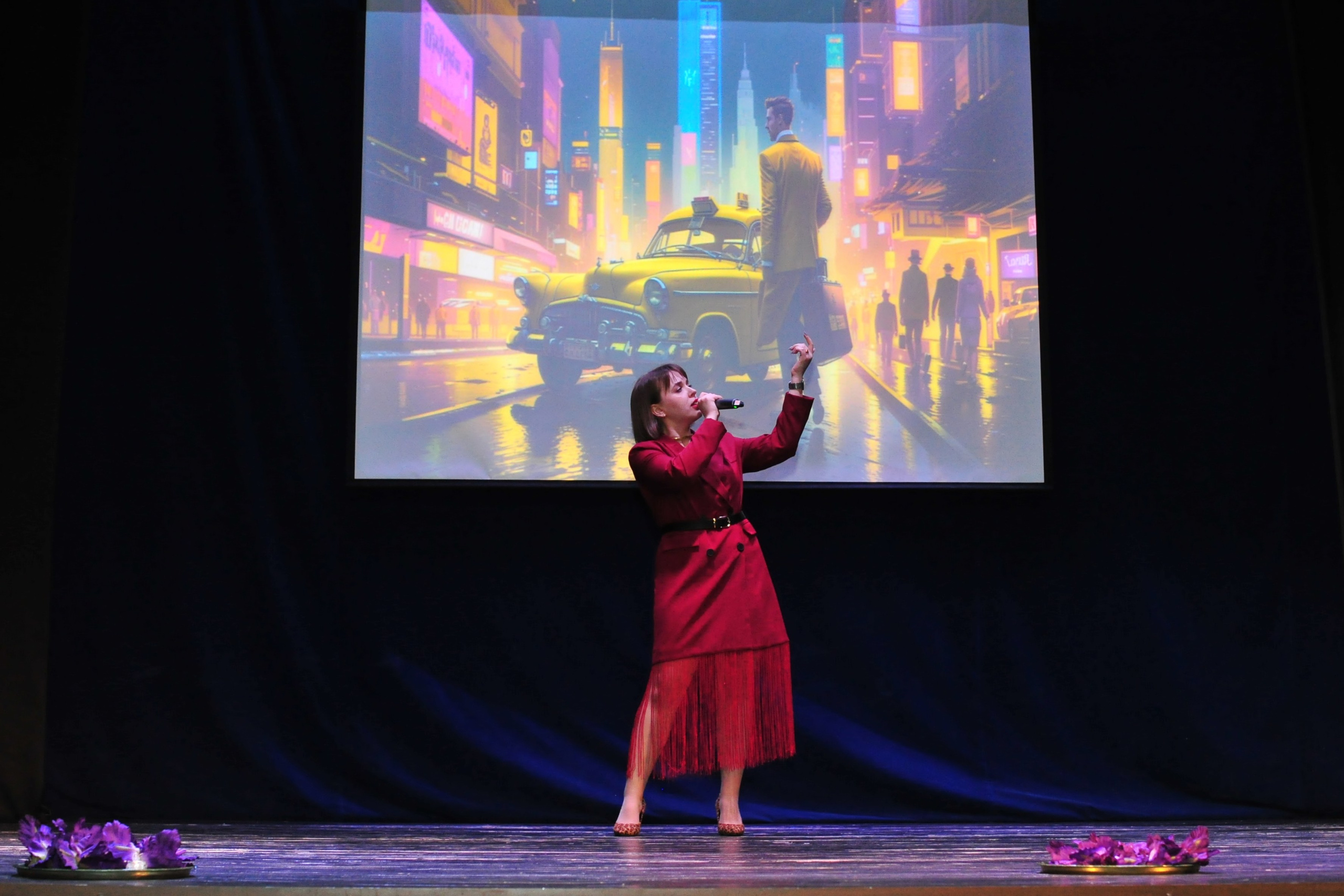 Выступление вокалистки в красном костюме