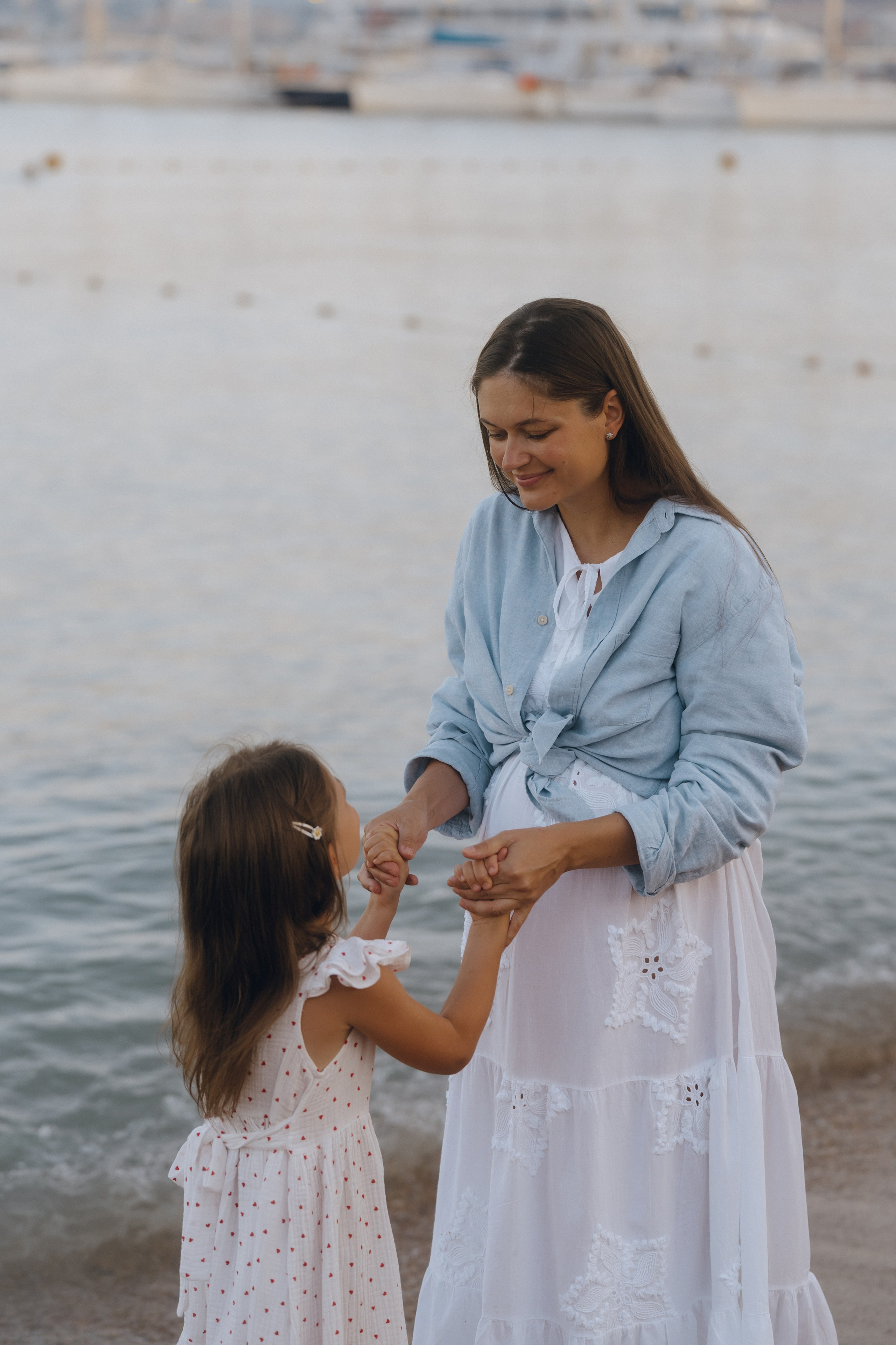 Фотограф на Голубицкой снял трогательный момент - малыш впервые пробует морскую воду на вкус, фотограф Голубицкая