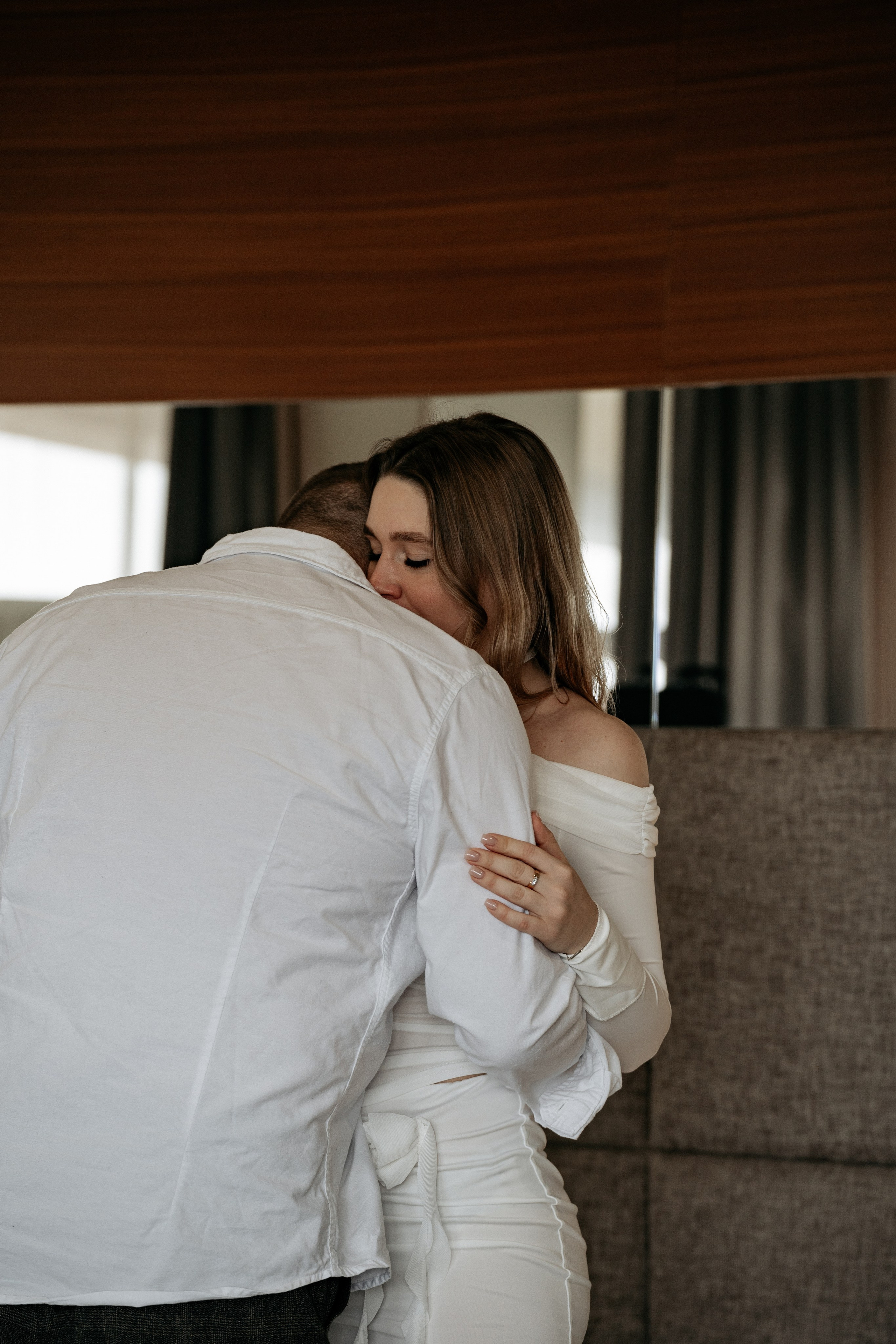 Крепкие объятия пары, свадебный кадр, мгновение, любовь и эмоции пары, сборы жениха и невесты