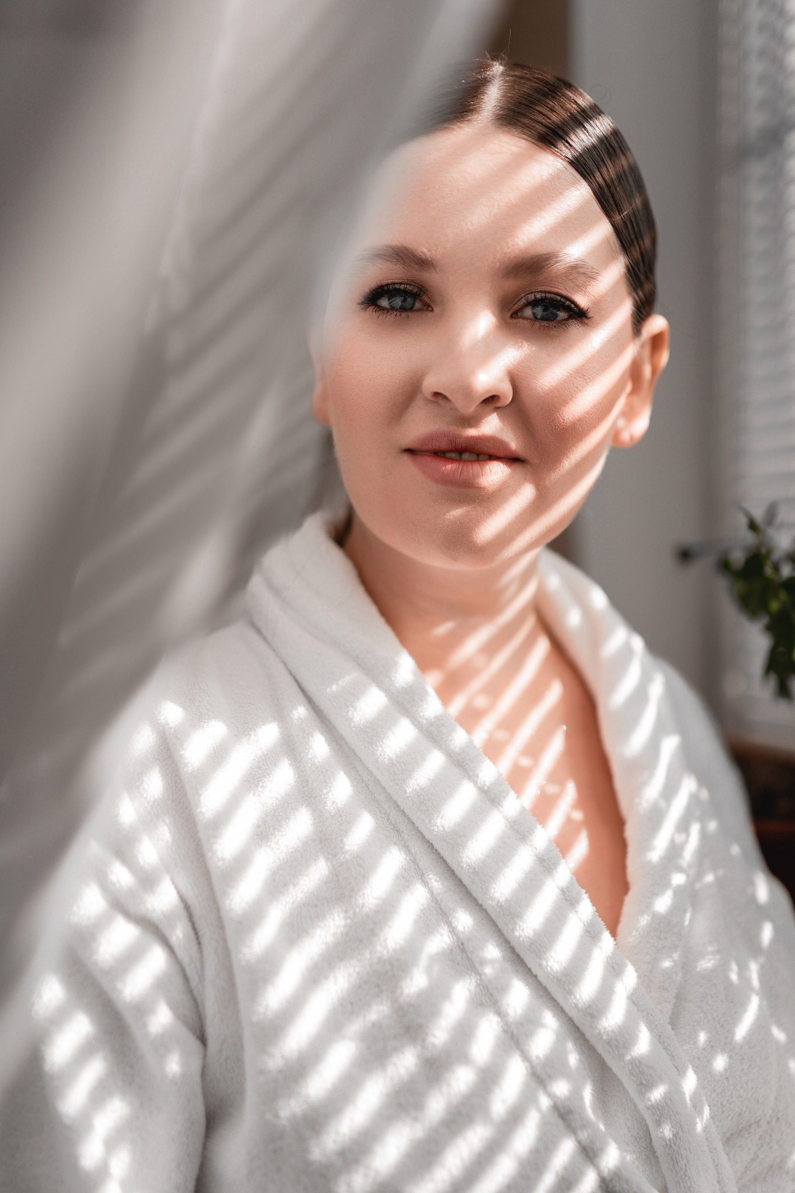 Невеста в свадебном халате  – подготовка к церемонии, свадебная фотосессия в Анапе