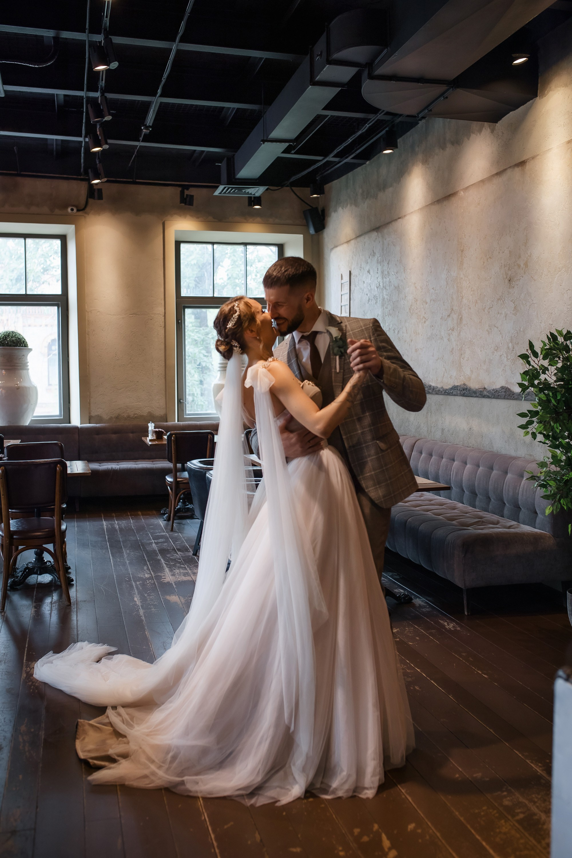 Степан и Ульяна. Утро. Загс. Прогулка. Дождь и солнце. Свадебный фотограф в Хабаровске