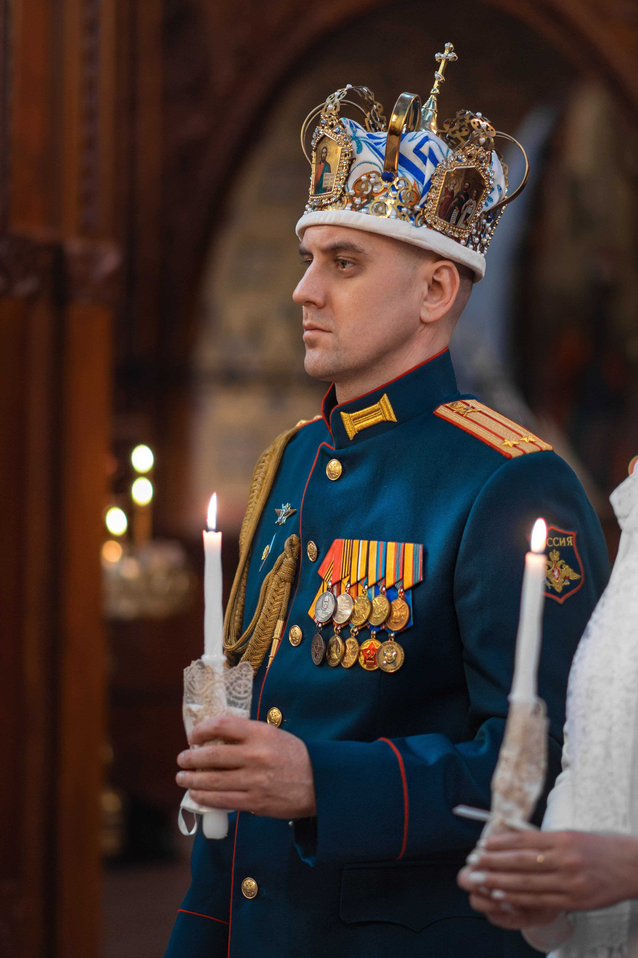 портрет жениха в военной форме на венчании