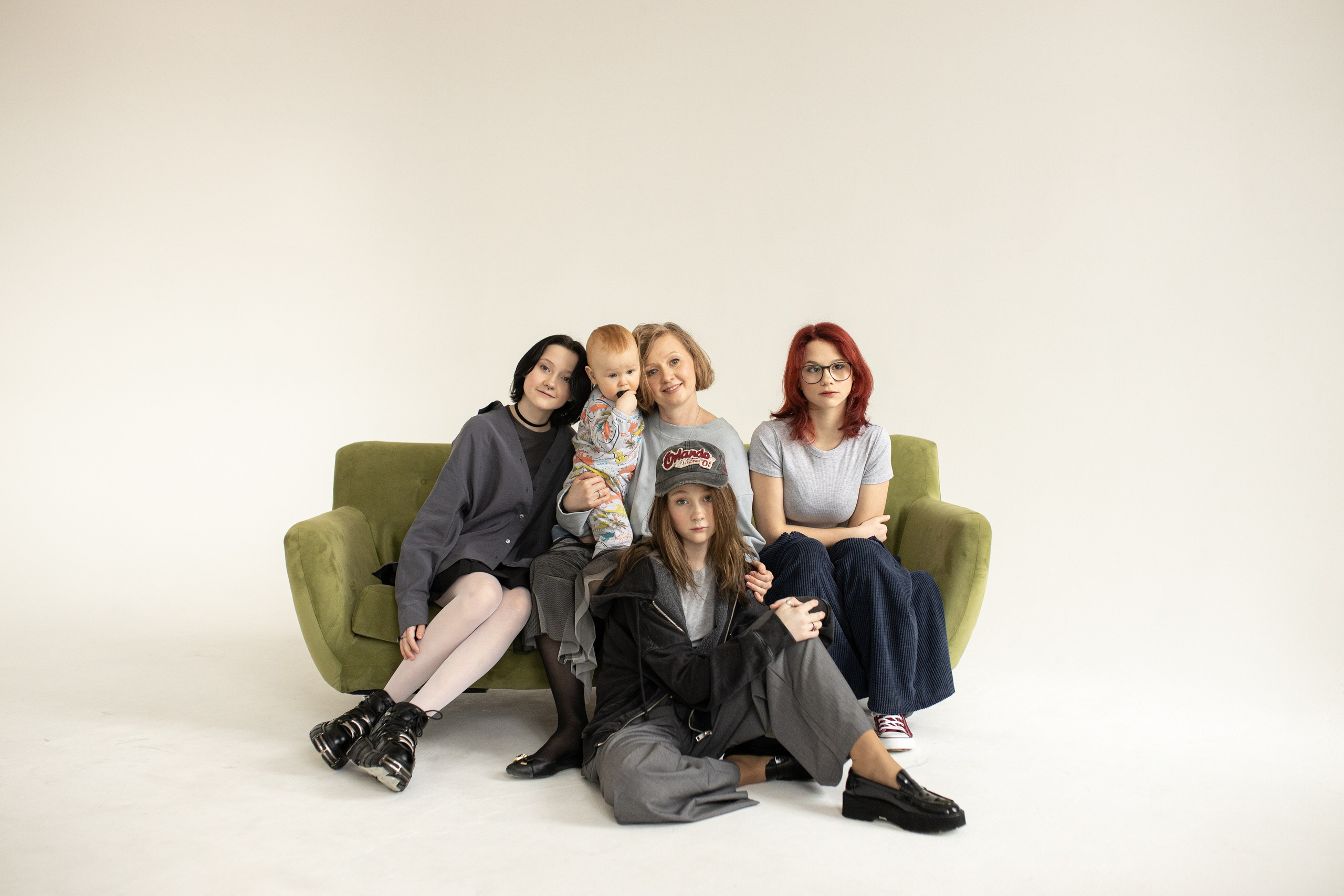 Семейная фотосессия на циклораме с естественным светом. Фотограф в Железнодорожном и Балашихе