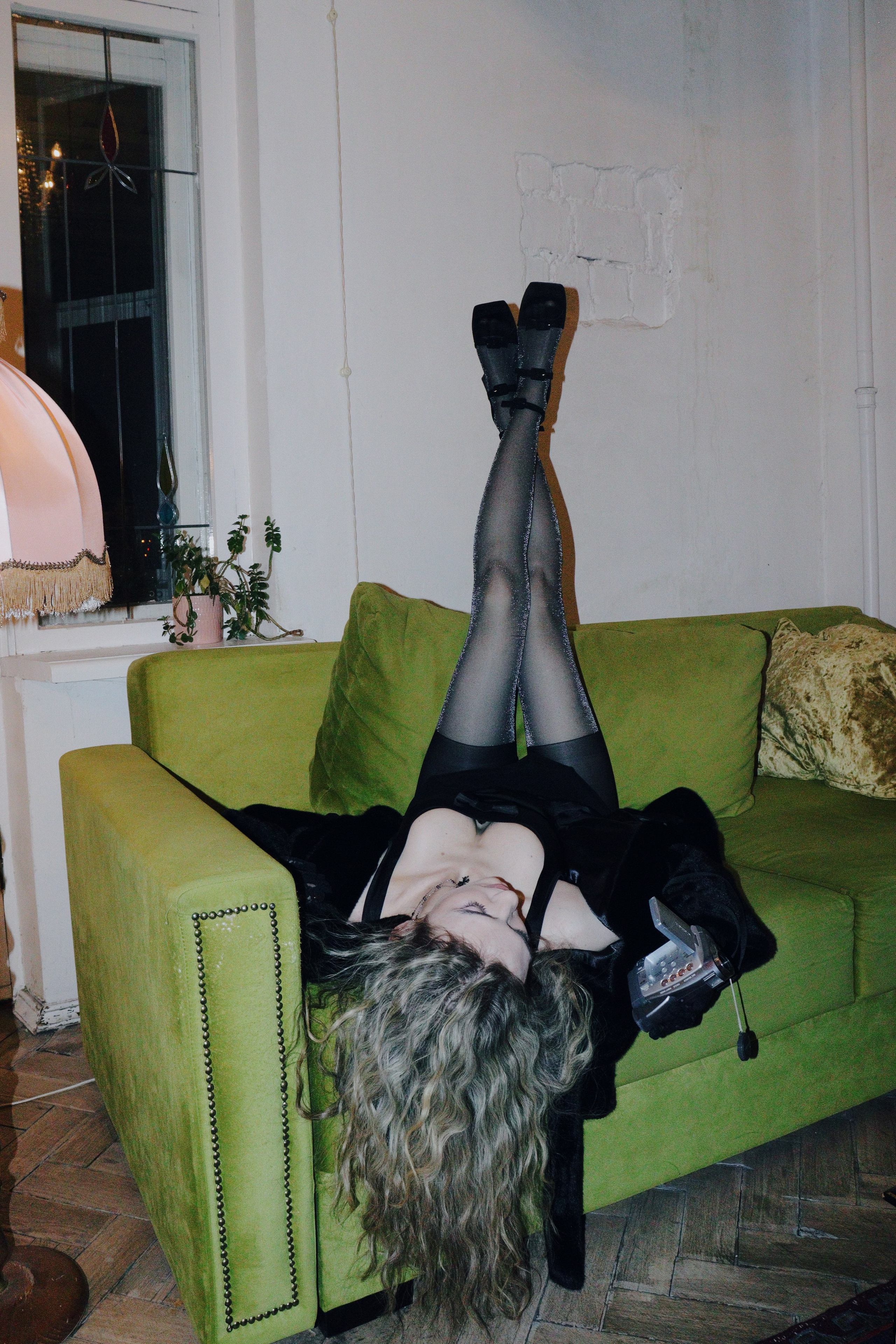 В свете старой лампы. 