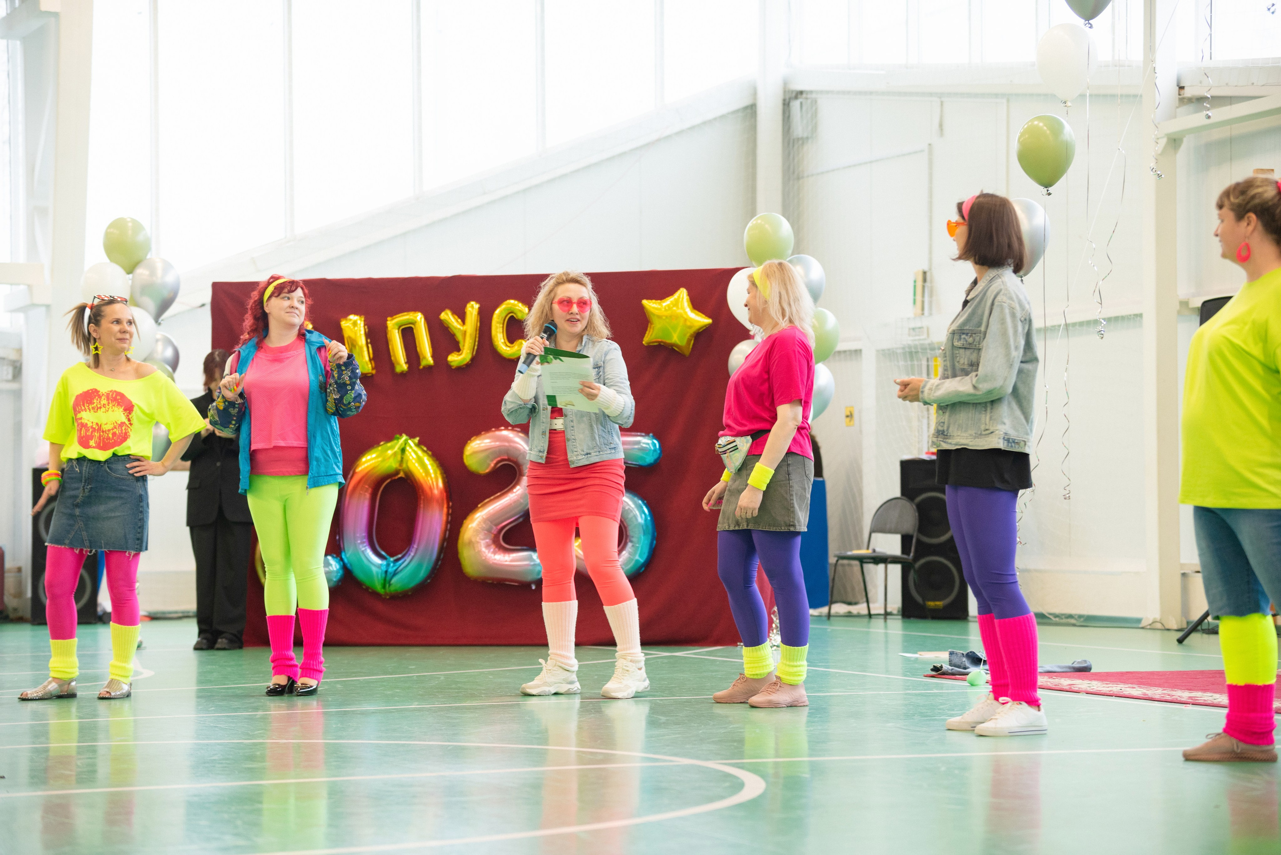 Съёмка выпускного в школе для 11 класса в Сургуте от профессионального школьного фотографа