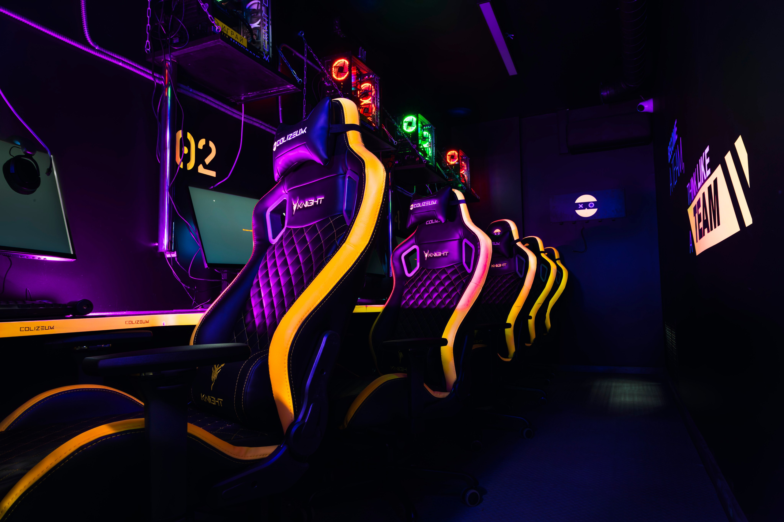 Репортажная съёмка: игроки погружены в матч, эмоции и динамика игрового процесса.