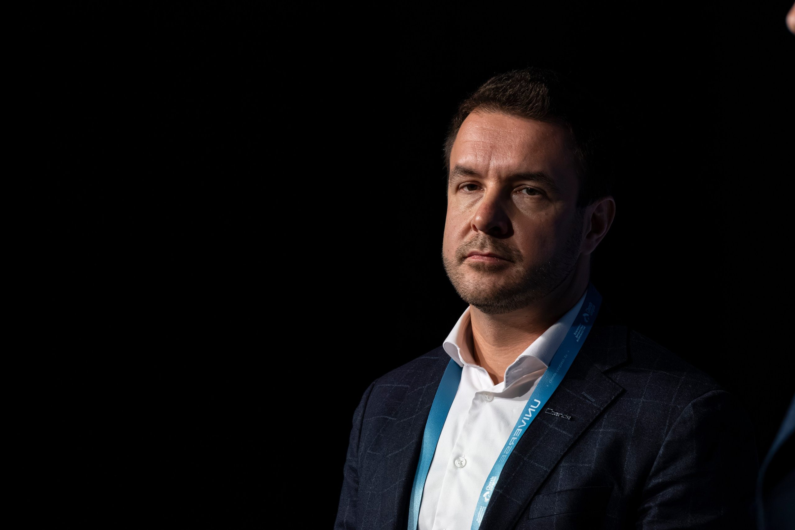 Контраст света и тени: драматургия кадра на фоне сцены.