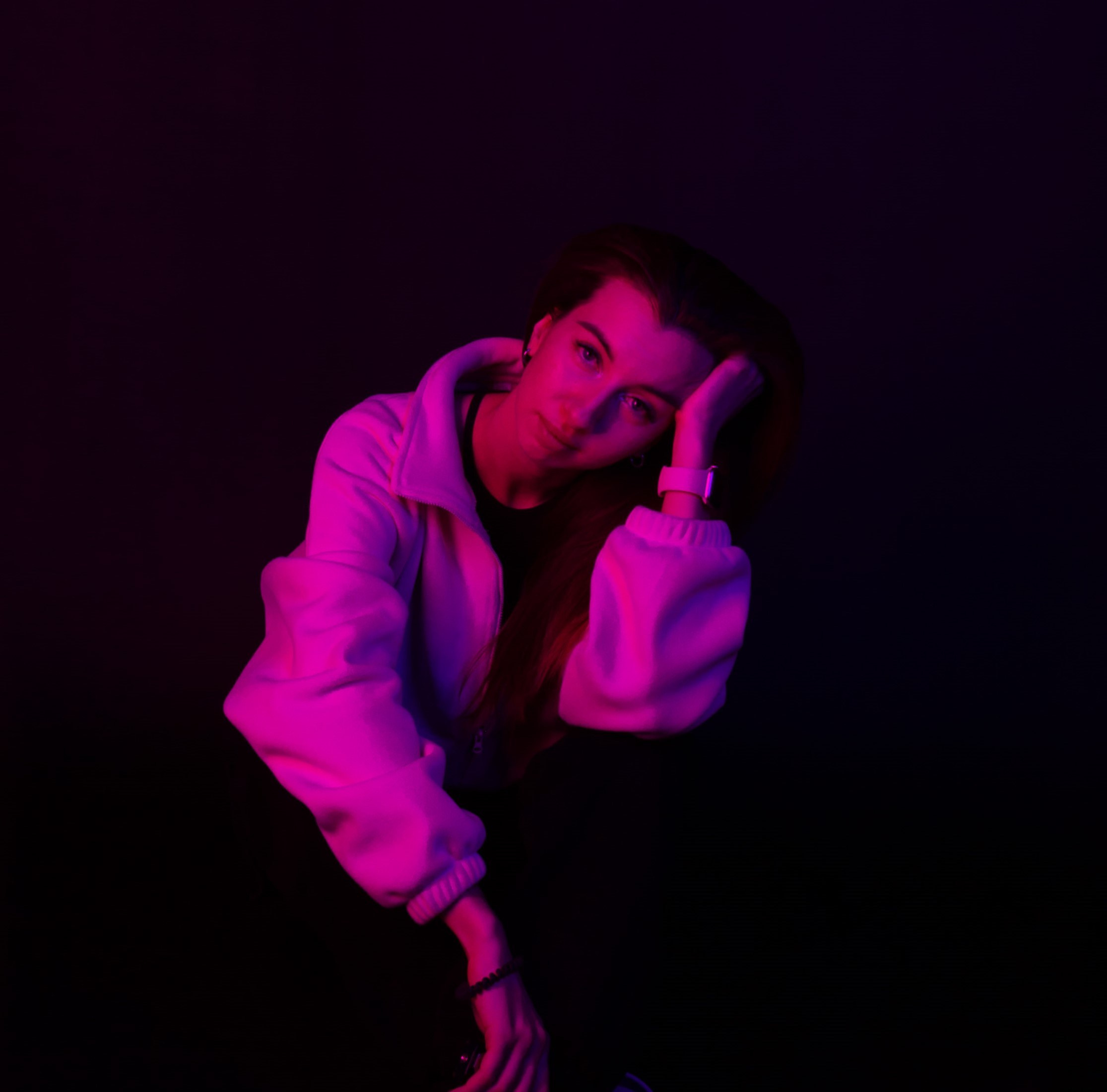 Фотосессия без фотографа в фотостудии автопортрета Double-you в ТРЦ Агора, Сургут. Цена. Стоимость фотосессии. Управляйте моментом с пультом, смотрясь в зеркало