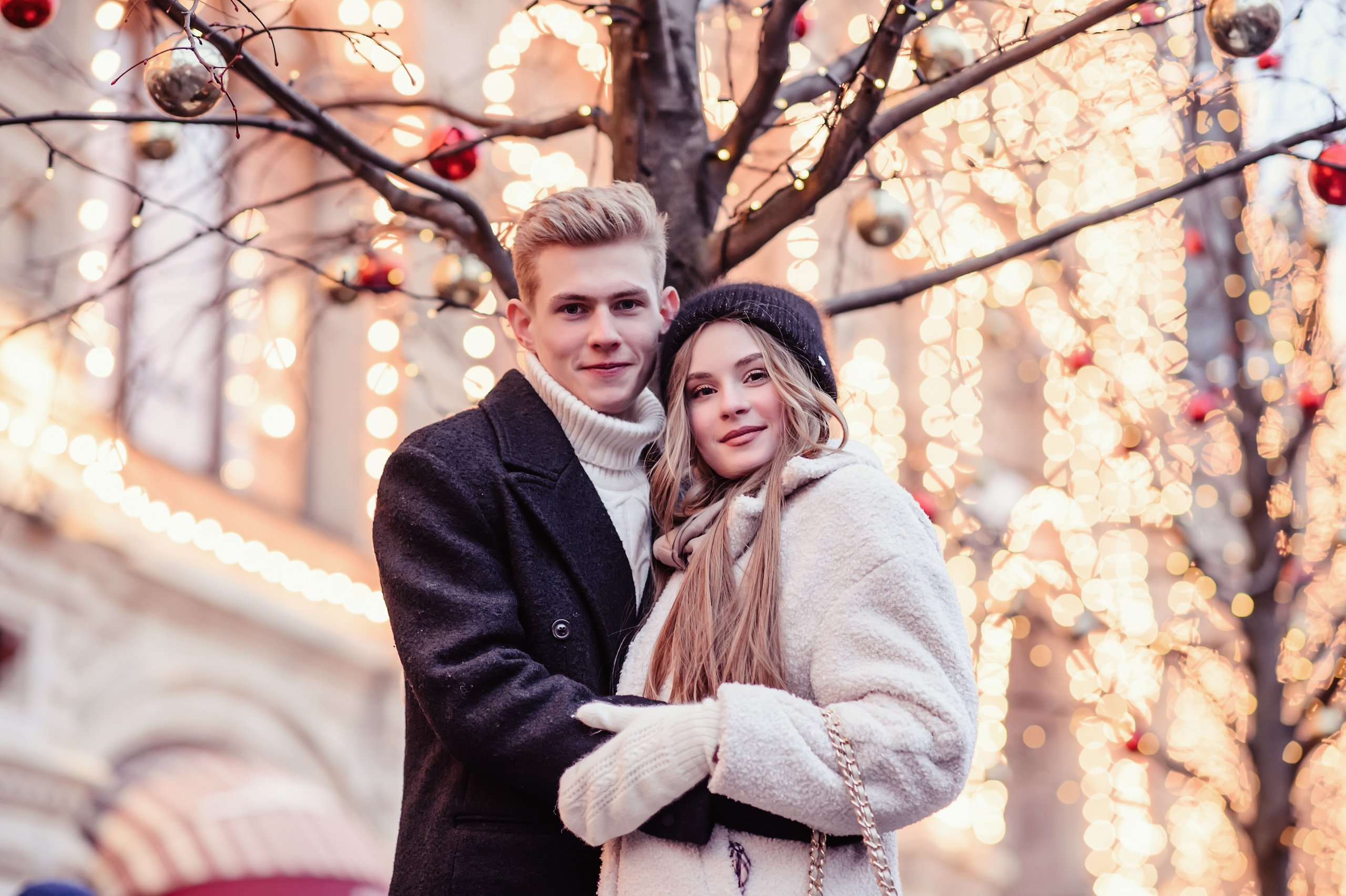 Фотография, на которой изображена пара влюбленных молодых людей на фоне ГУМа на Красной площади в Москве