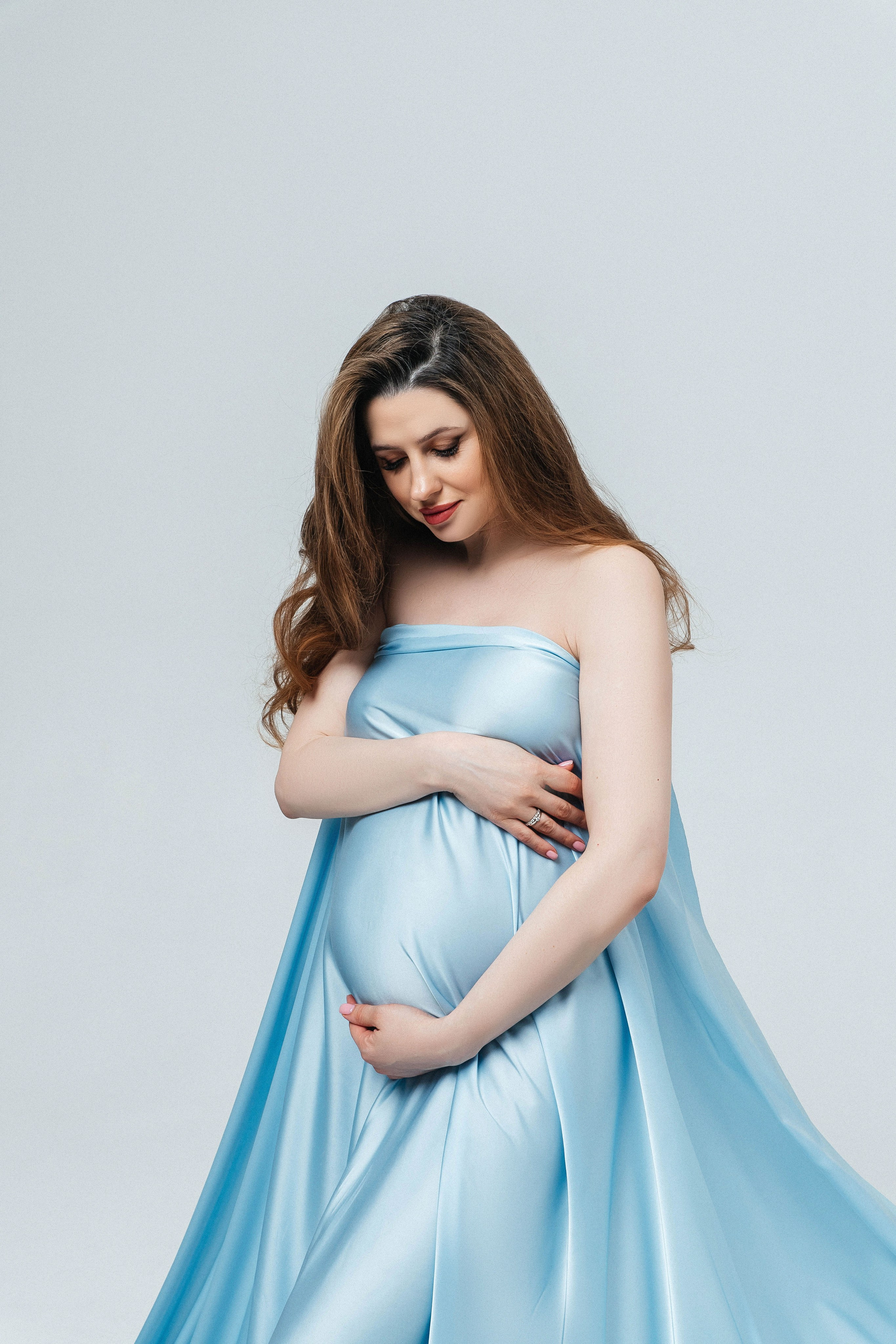 Фотосессия беременности в тканях в студии. Свадебный и семейный фотограф в Москве