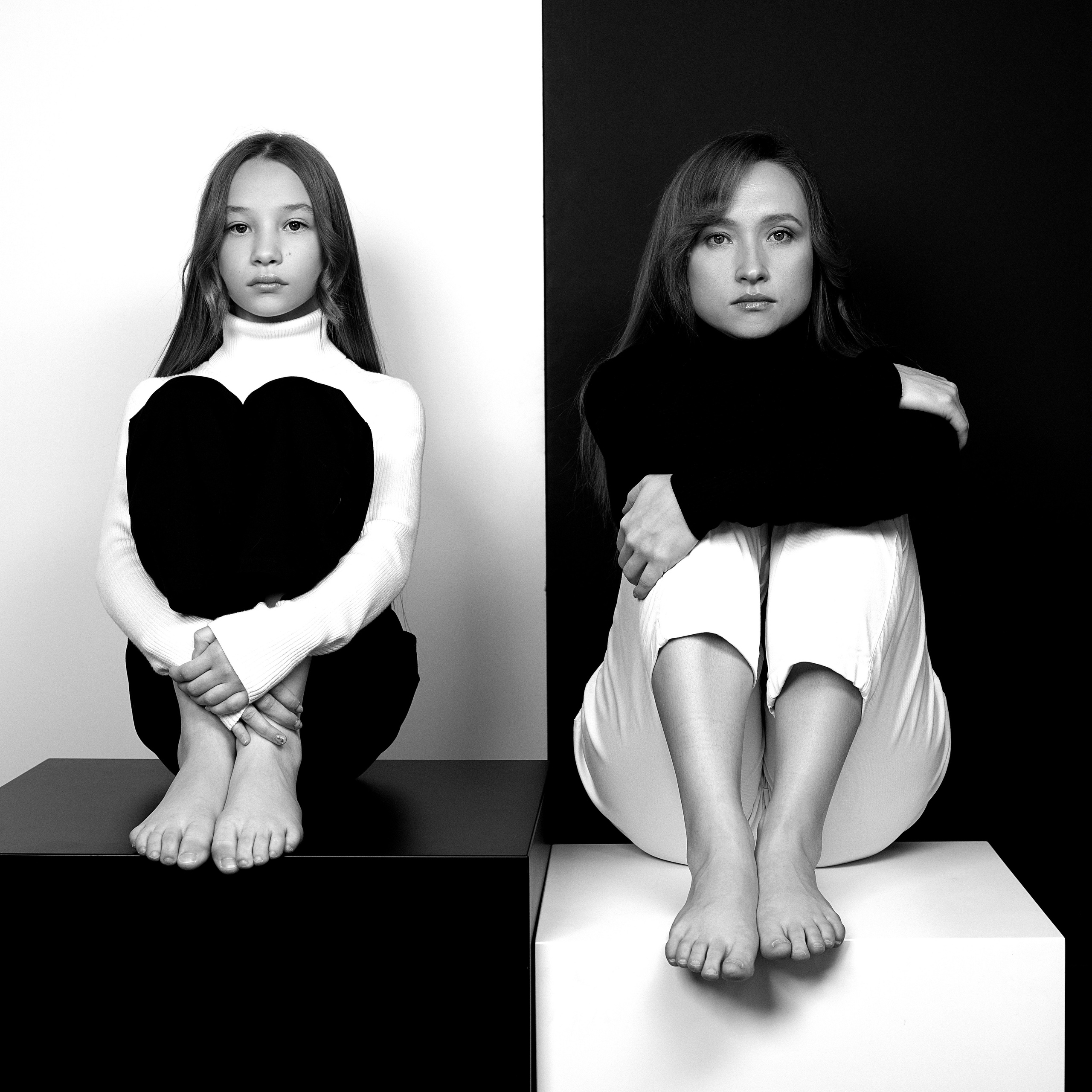 Чёрно-белая фотосессия матери и дочери на кубах в студии