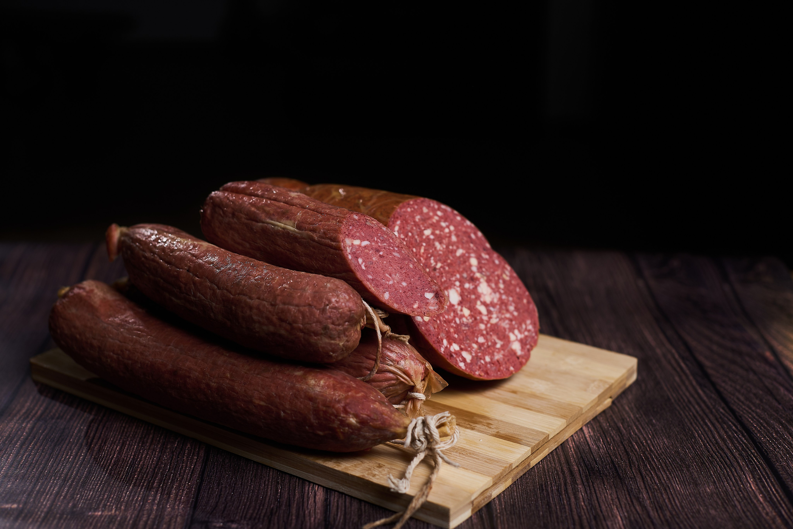 Фуд фотограф Тимур Хабибуллин - халяльная колбасы в разрезе на доске 