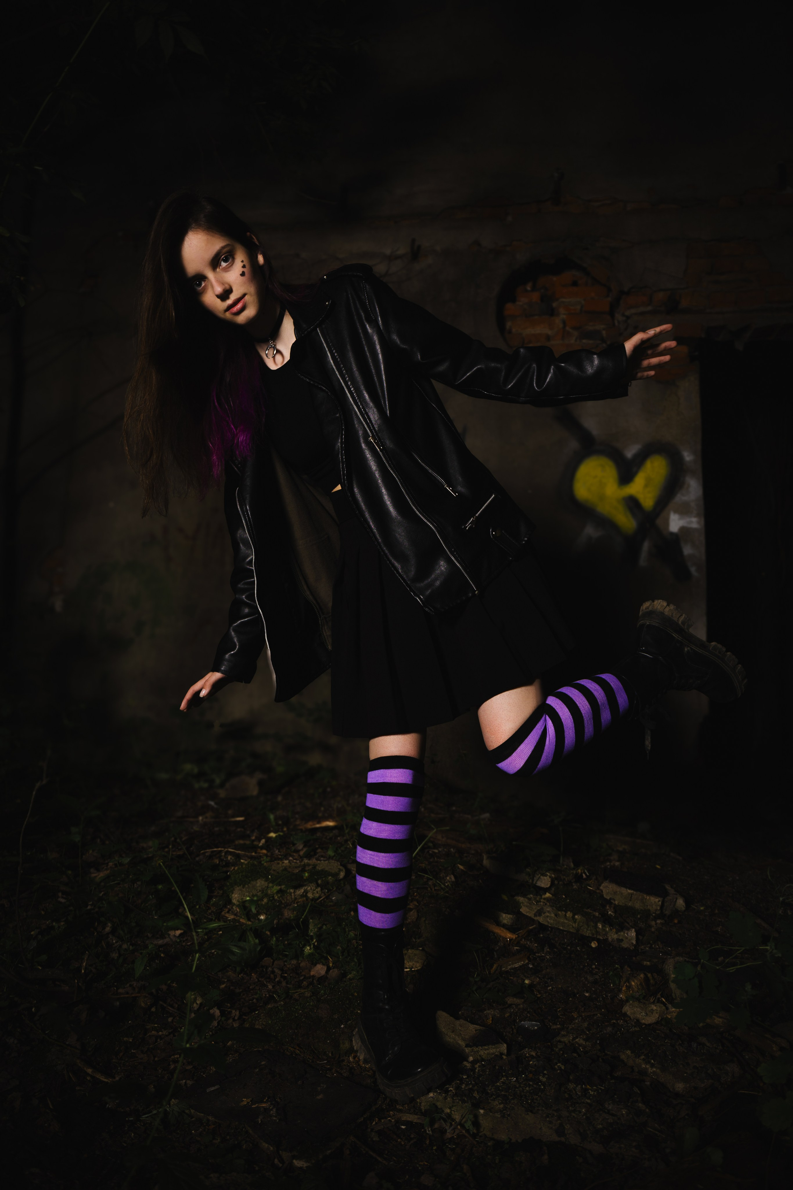 Модель: Лидия Леймон. Фотограф - Николай Мокрицкий. Импровизионаня фотосессия, в заброшенном здании. Креативная ночная фотосессия. Молодая девушка в образе неформалки. Темные волосы с фиолетовой прядью, полосатые чулки, ботинки. Зажигалка, кровь, горящий факел, огонь – атмосферное заброшенноге здания. Факел, Девушка, молодая девушка, Альтушка, Фотосеесия, Подросток, Крашенные волосы, Сигарета, Кровь, Позировка, Потрет