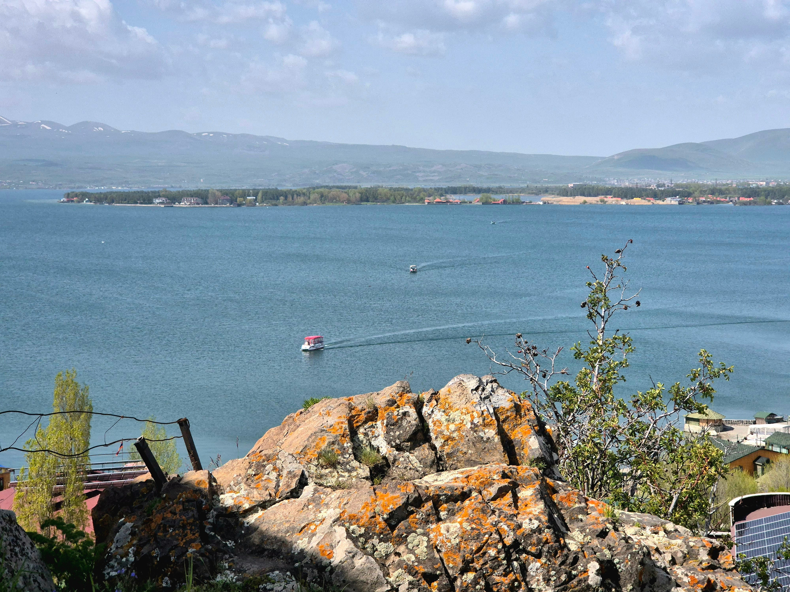На озере штиль, оживленное движение корабликов