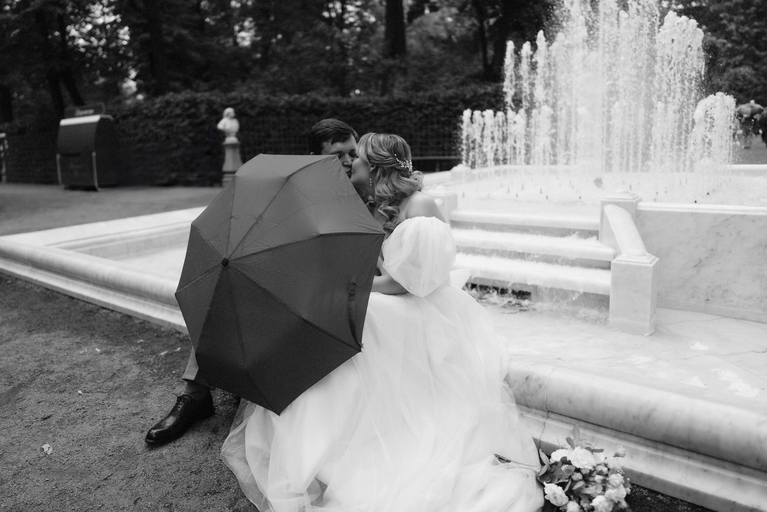 Свадебная прогулка у фонтана в Летнем саду с зонтом
