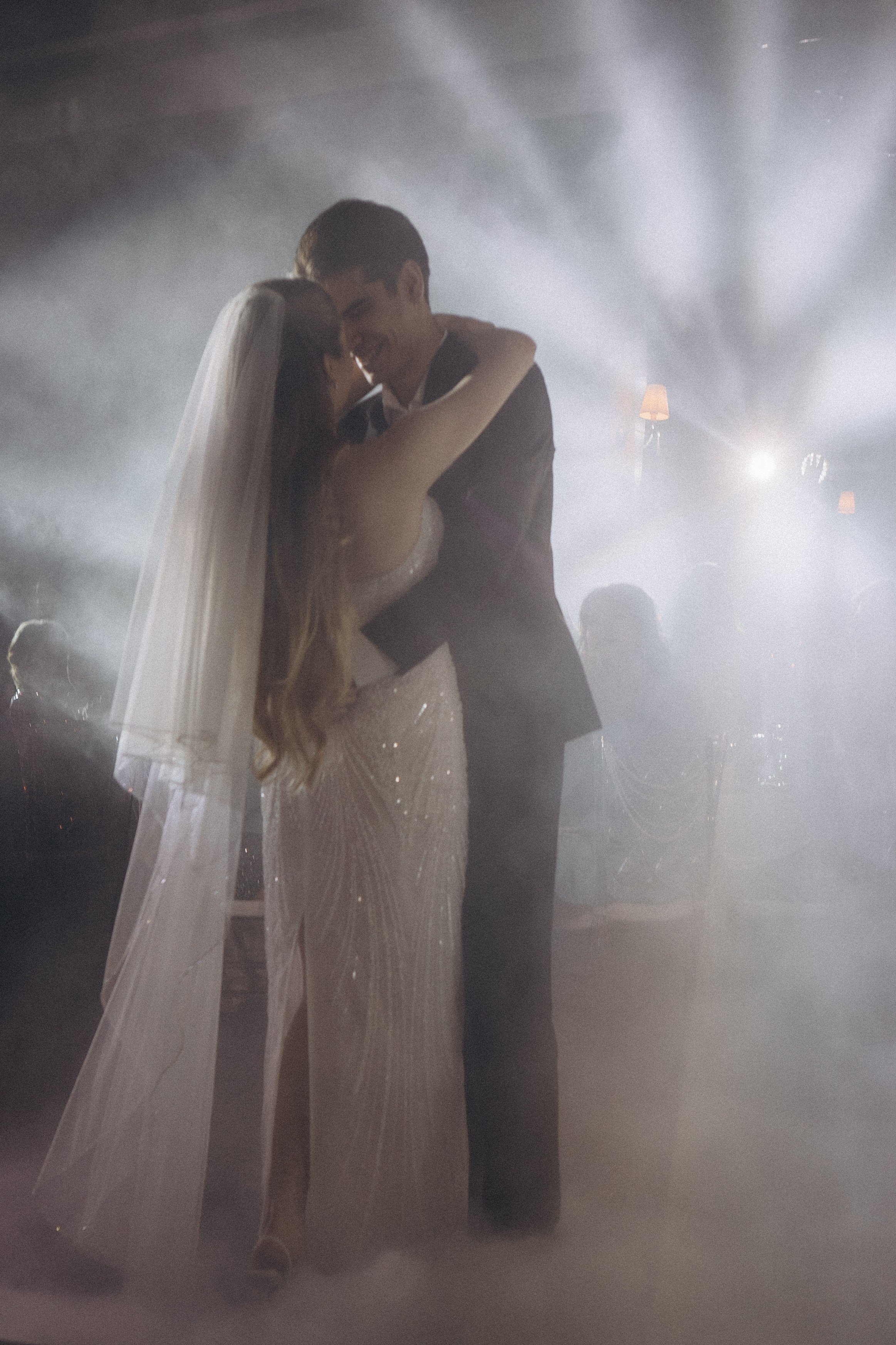 ПЕРВЫЙ ТАНЕЦ МОЛОДЫХ НА БАНКЕТЕ. ТРОГАТЕЛЬНЫЙ МОМЕНТ (СНЯТО В СИБИРЕ В НИЖНЕВАРТОВСКЕ). Профессиональный фотограф, Санкт-Петербург — Виктория Богомолова