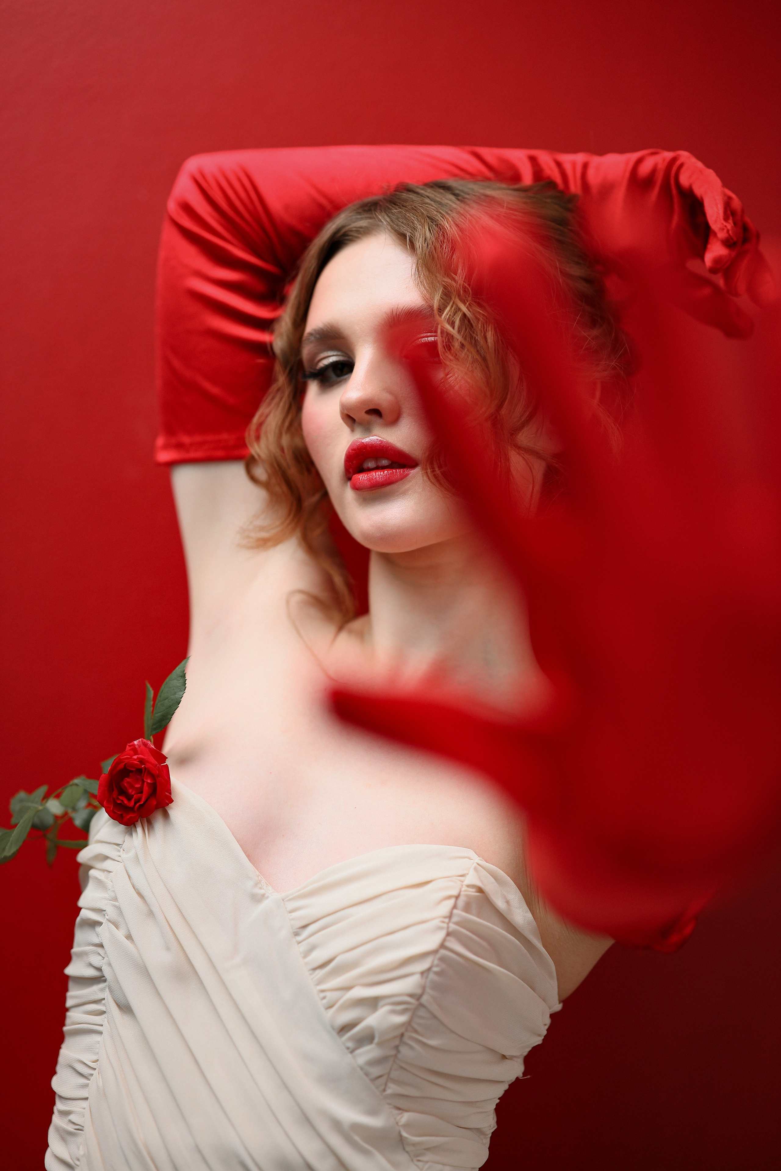 Фотосессия в студии для девушки в Сочи: профессиональные портретные снимки.