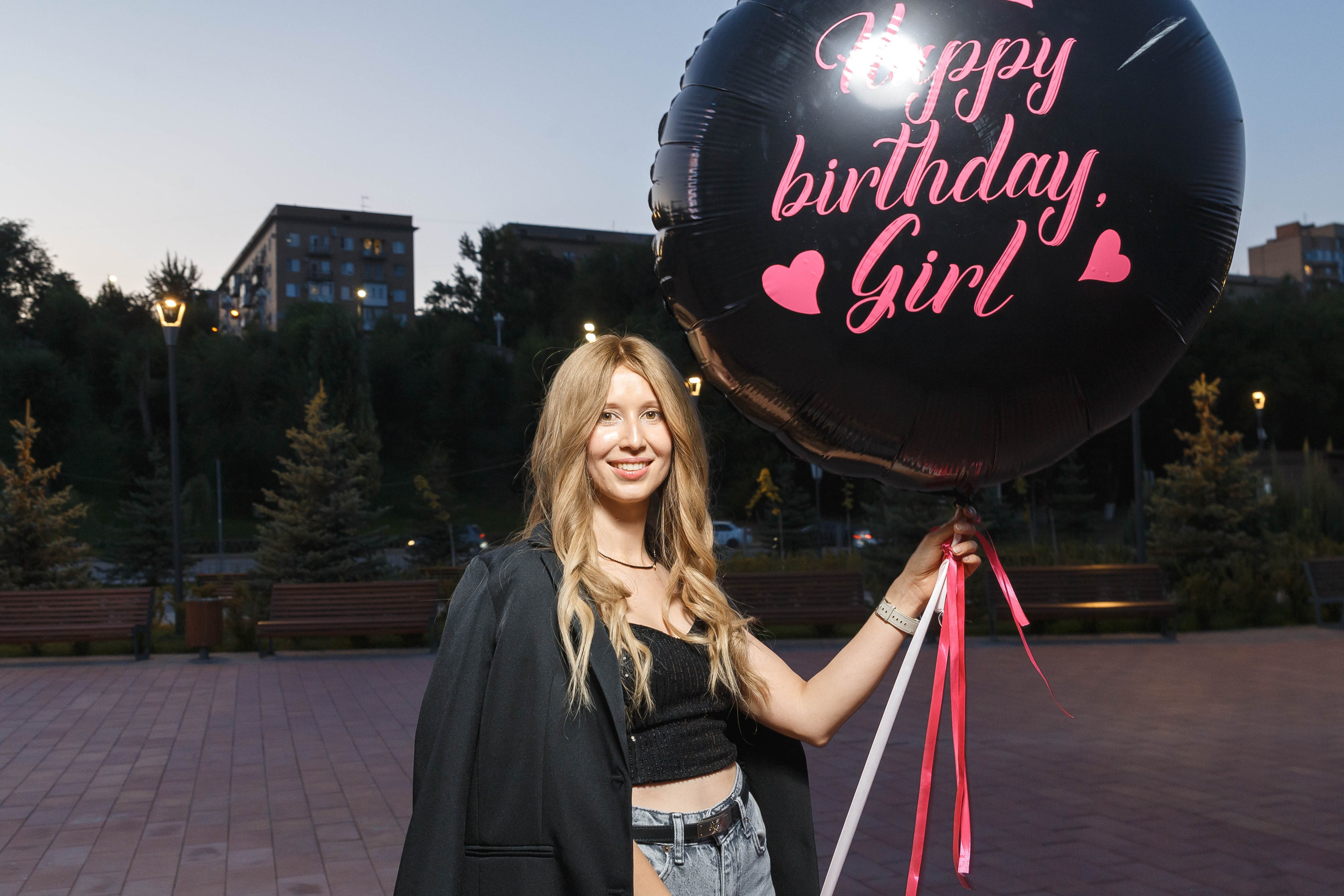 День рождения Оксаны: подруги, набережная, торт, шампанское. Событийный фотограф Максим Бескоровайновнов