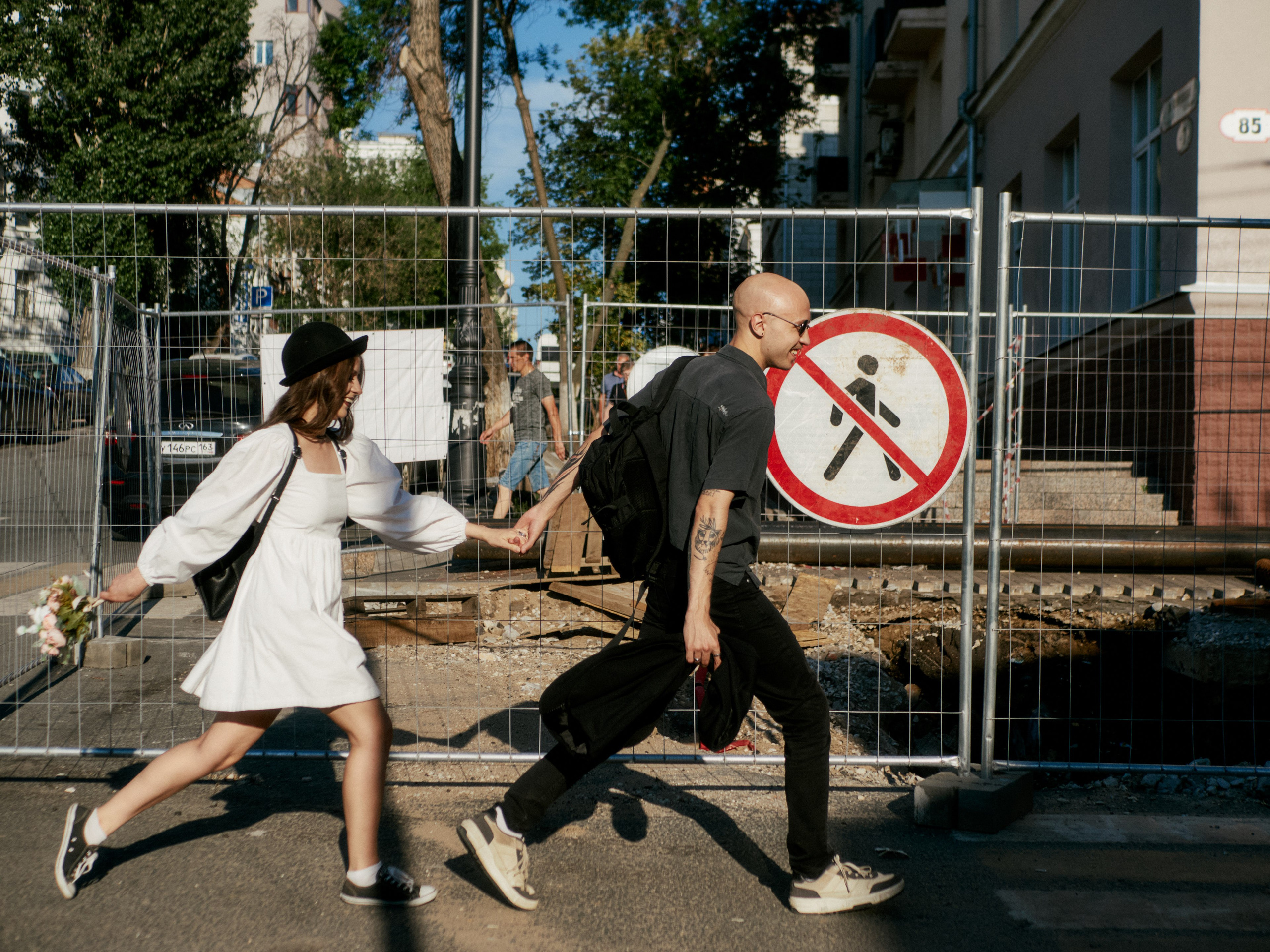 Атмосфера романтики: пара наслаждается прогулкой по Самаре