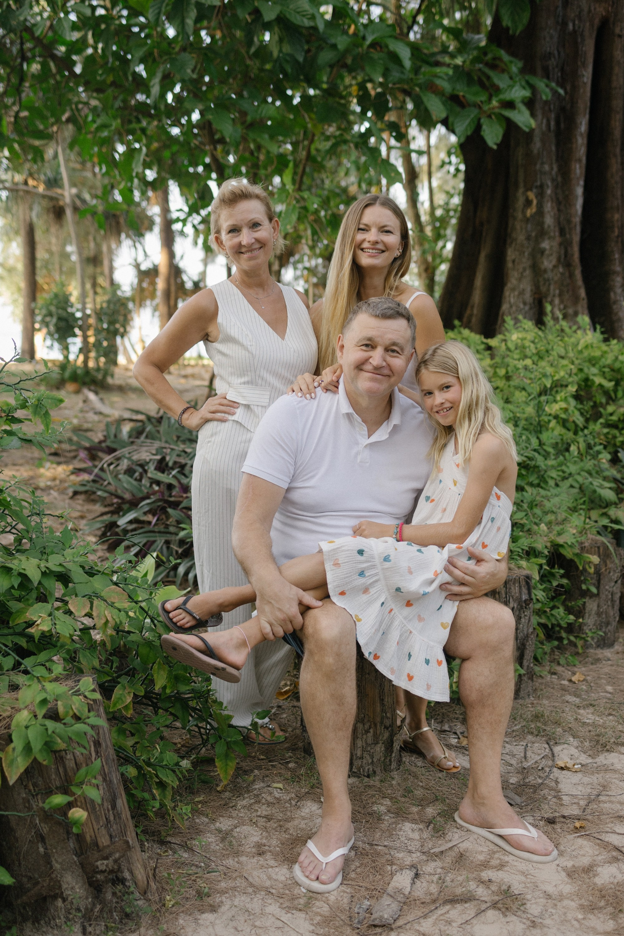 Family photoshoot in Phuket, Thailand. Fedor Lemeshko — Destination Wedding and Family Lifestyle photographer