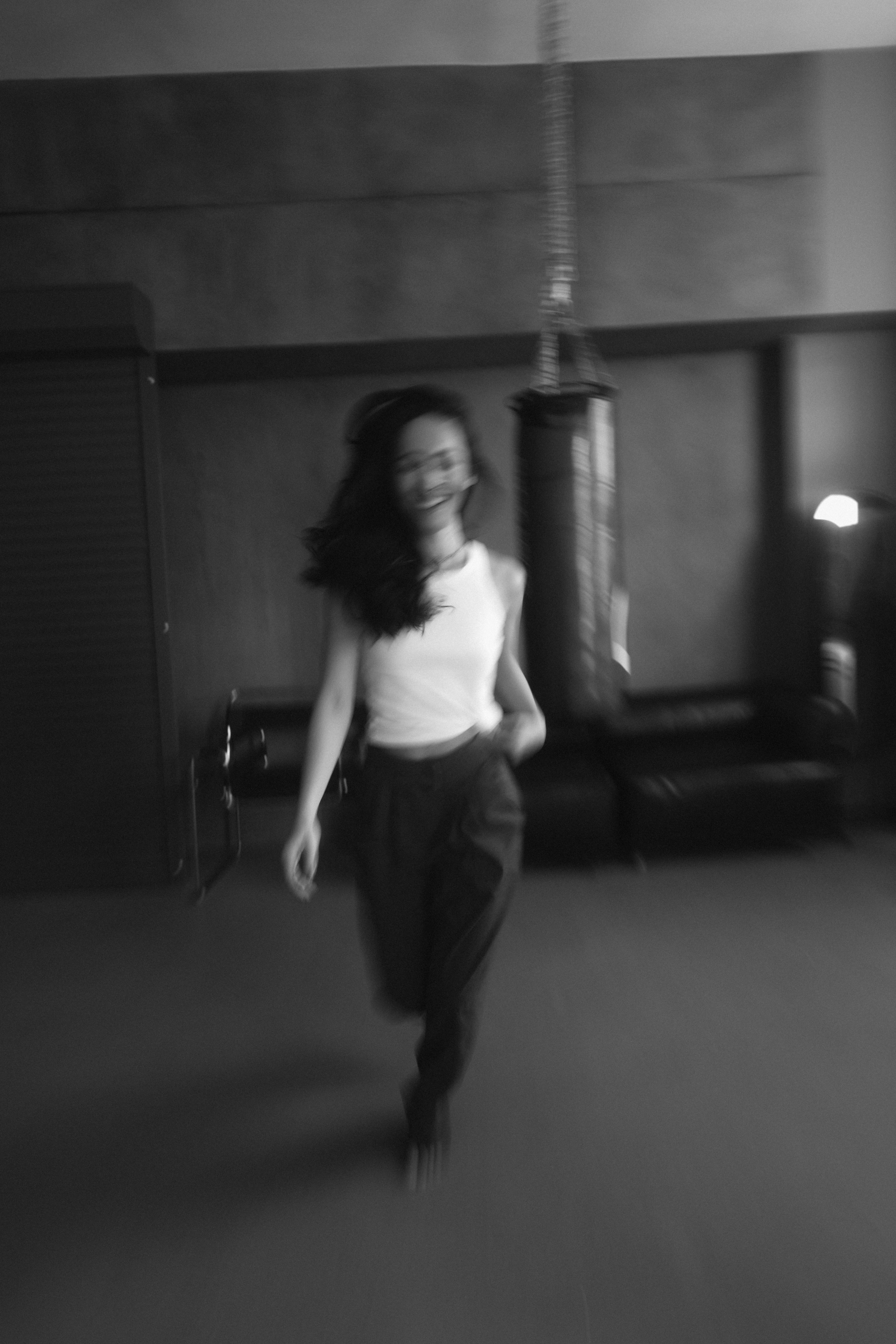 Женская портретная чб фотосессия в студии на циклораме в Казани