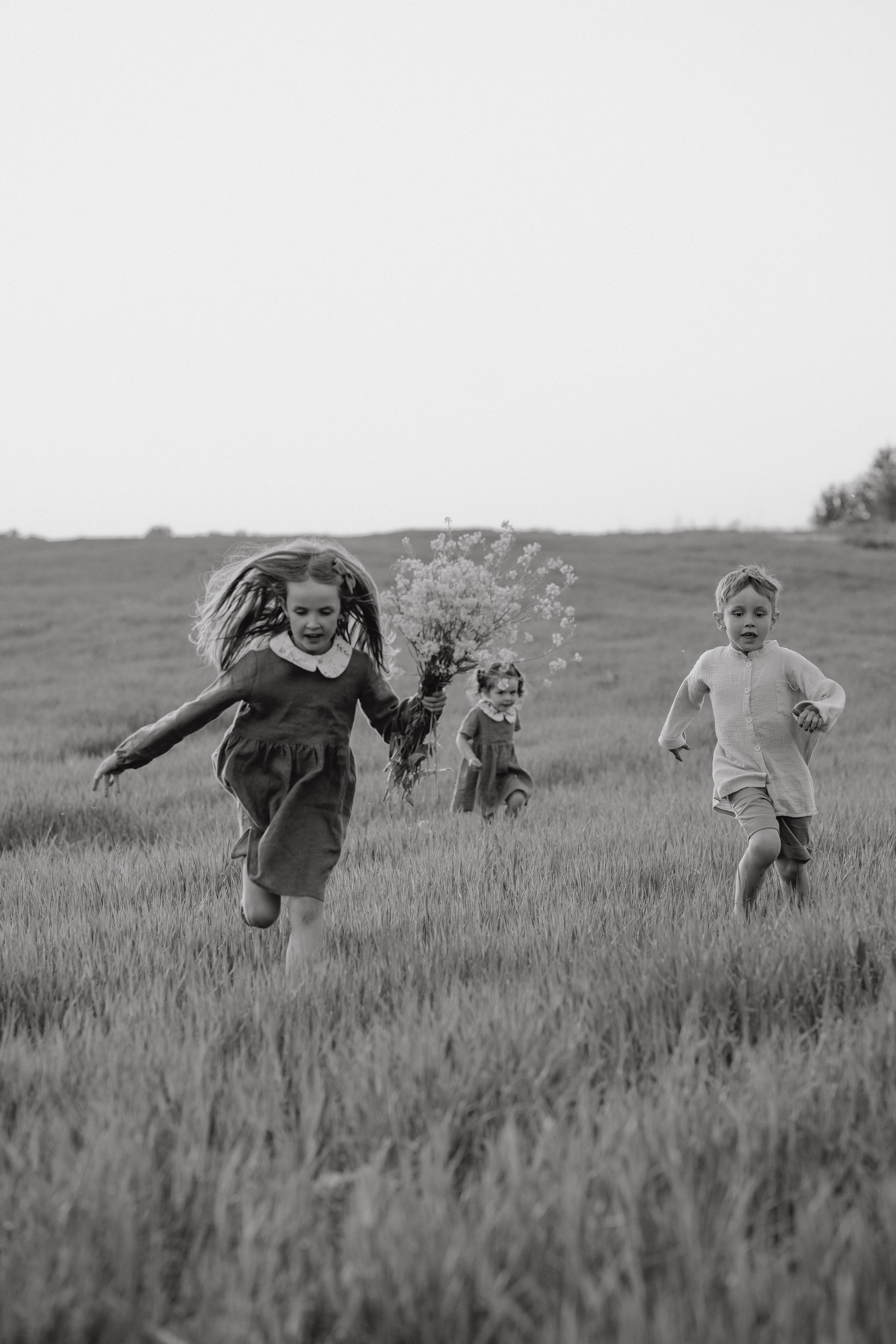 Ксюшенька, Кристиночка и Кирюшенька в поле. Семейный и портретный фотограф в Санкт-Петербурге Татьяна Гримоть